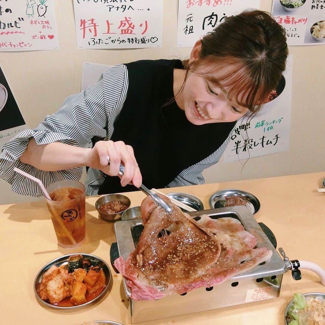 的場絢香さんのインスタグラム写真 - (的場絢香Instagram)「*﻿ ﻿ お肉どーーーーーんっ！！﻿ ﻿ 国の内外に59店舗展開している焼肉店﻿ "大阪焼肉ホルモンふたご"が﻿北陸初出店！ 金沢市木倉町にオープンしました♩ (@futago.katamachi )﻿ ﻿ ＼＼よいしょーっ！／／﻿ ﻿ 名物！はみ出るカルビ！！﻿ 250gの黒毛和牛🐄🥩﻿ とろけた~~❤︎﻿ (一部のお肉はお店の方が焼いてくれるので、﻿ 最高の状態で味わえますよ🥓)﻿ ﻿ 人気のふたご盛り(ホルモン5種)もんまいっ！﻿ ポテサラや半殺しキムチもハマる〜。﻿ ほんっとどれも美味しかった！﻿ ごちそうさまでした🤤💕﻿ ﻿ _______________________________________ #石川テレビ #LiveNewsit #中継 #お肉 #大阪焼肉ホルモンふたご #焼肉 #金沢  #名物 #はみ出るカルビ #黒毛和牛 #ホルモン」10月24日 18時47分 - ayaka_matoba