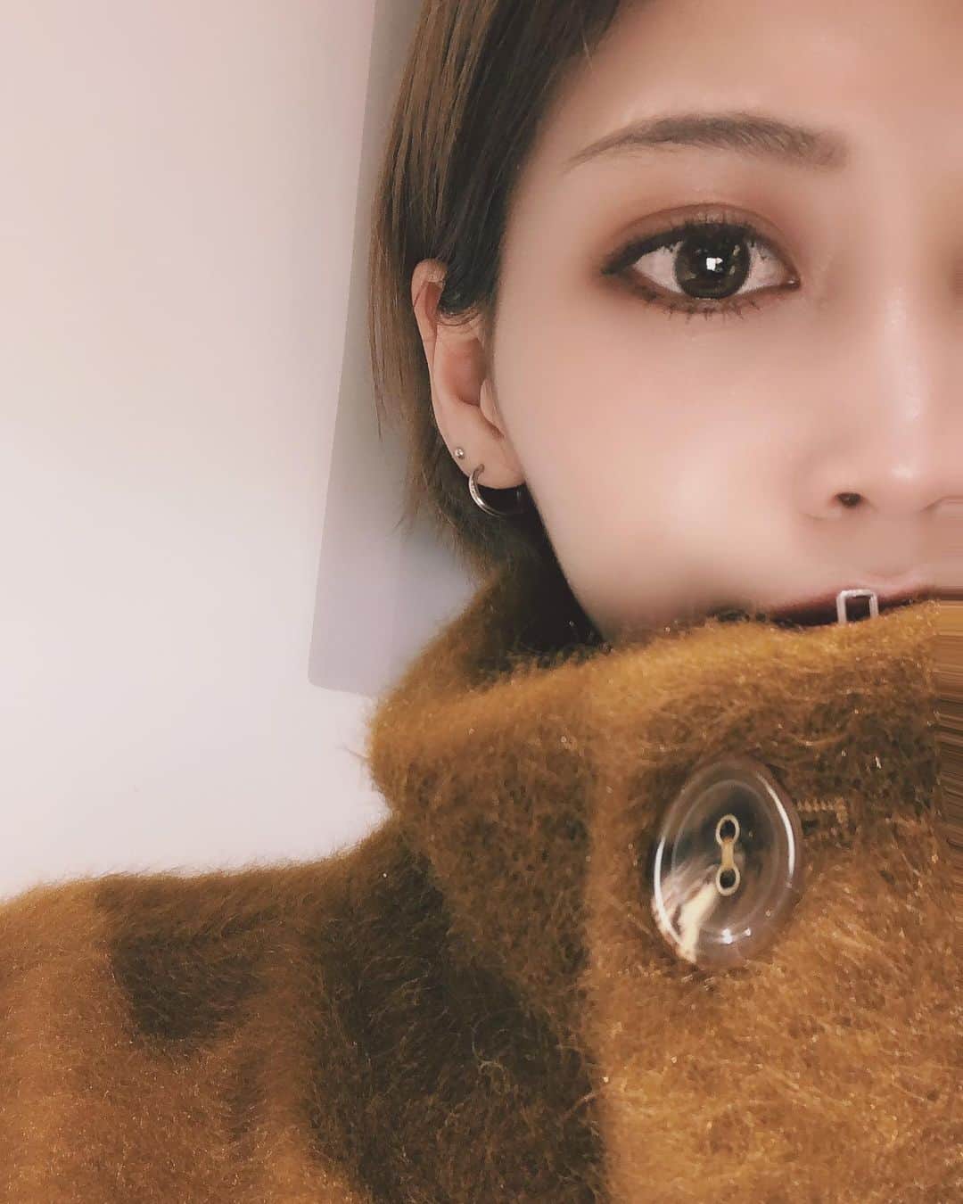 kazuki youdaのインスタグラム：「_  このシャギーコート 襟元まで全部閉めてハイネックで ワンピ風に着るのが私的おすすめ☝️ _  @emoda_snap  @emoda_official  #EMODA」