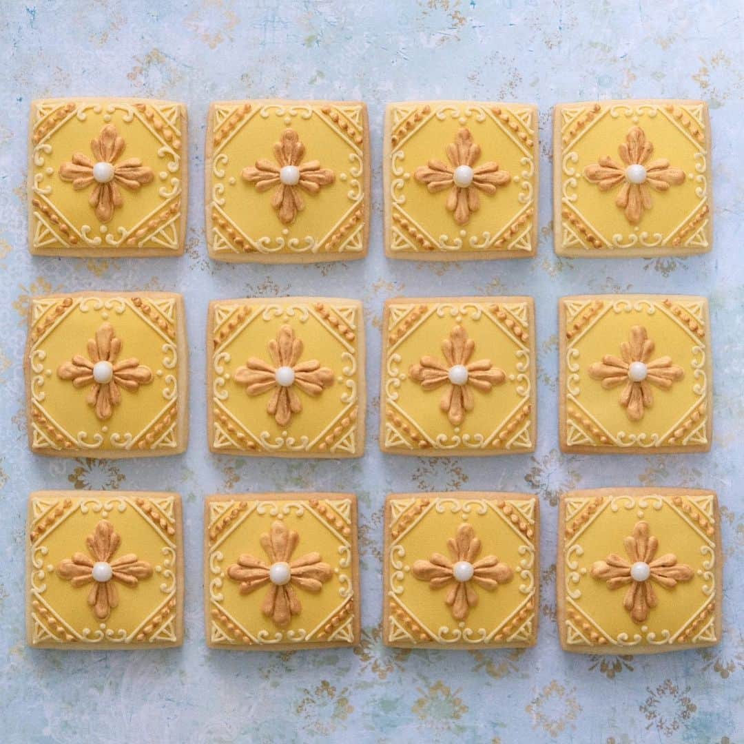 KUNIKAのインスタグラム：「Tile cookies.🔸🔸🔸﻿ ﻿ ﻿ ﻿ #artofkunika #sugarcookies #decoratedcookies #cookieart #decoratedsugarcookies #royalicing #royalicingcookies #cookiedecorating #customcookies #cookiesofinstagram #cookiedesign #cookieartist #instacookie #tile #tileart #azulejos #azulejoportugues #azulejo #アイシングクッキー」