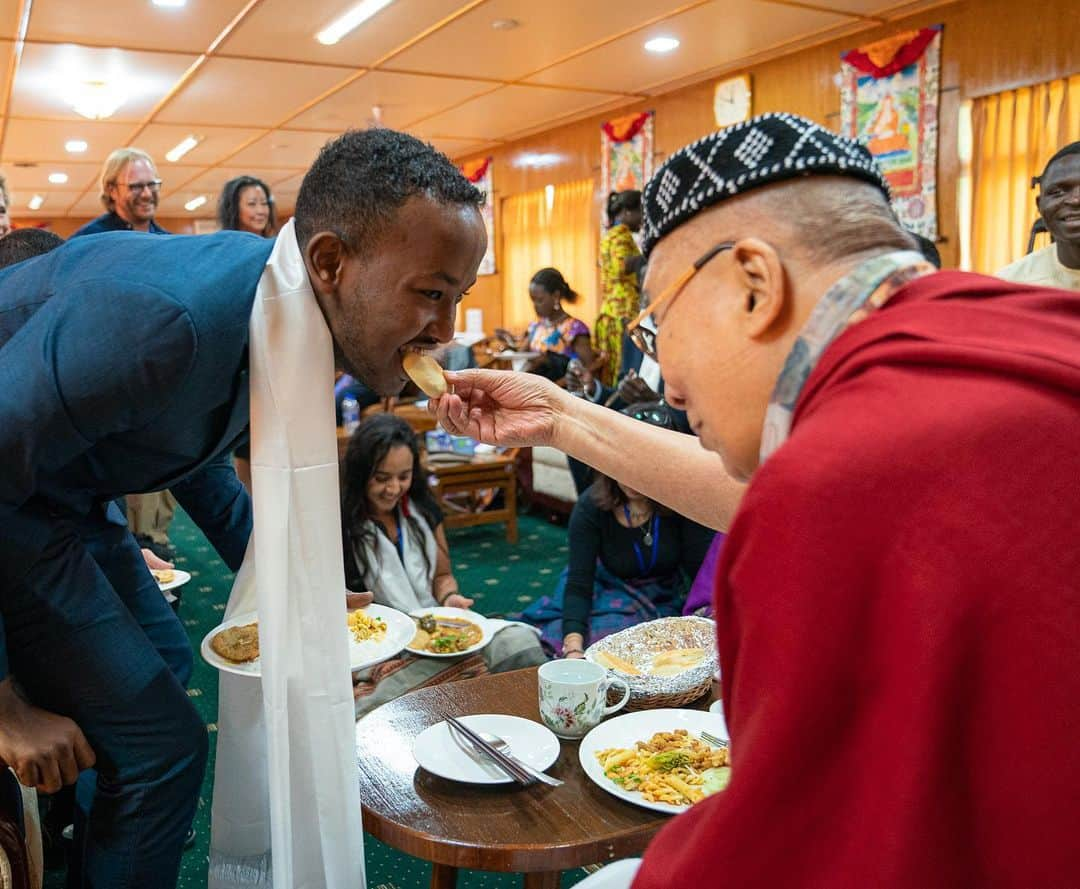 ダライ・ラマ14世さんのインスタグラム写真 - (ダライ・ラマ14世Instagram)「HHDL playfully sharing some lunch with Ahmed from Somalia on the final day of his conversations with young peace builders from conflict affected countries hosted by the United States Institute of Peace at his residence in Dharamsala, HP, India on October 24, 2019. Photo by Tenzin Choejor #dalailama #USIPYouthExchange」10月24日 18時53分 - dalailama