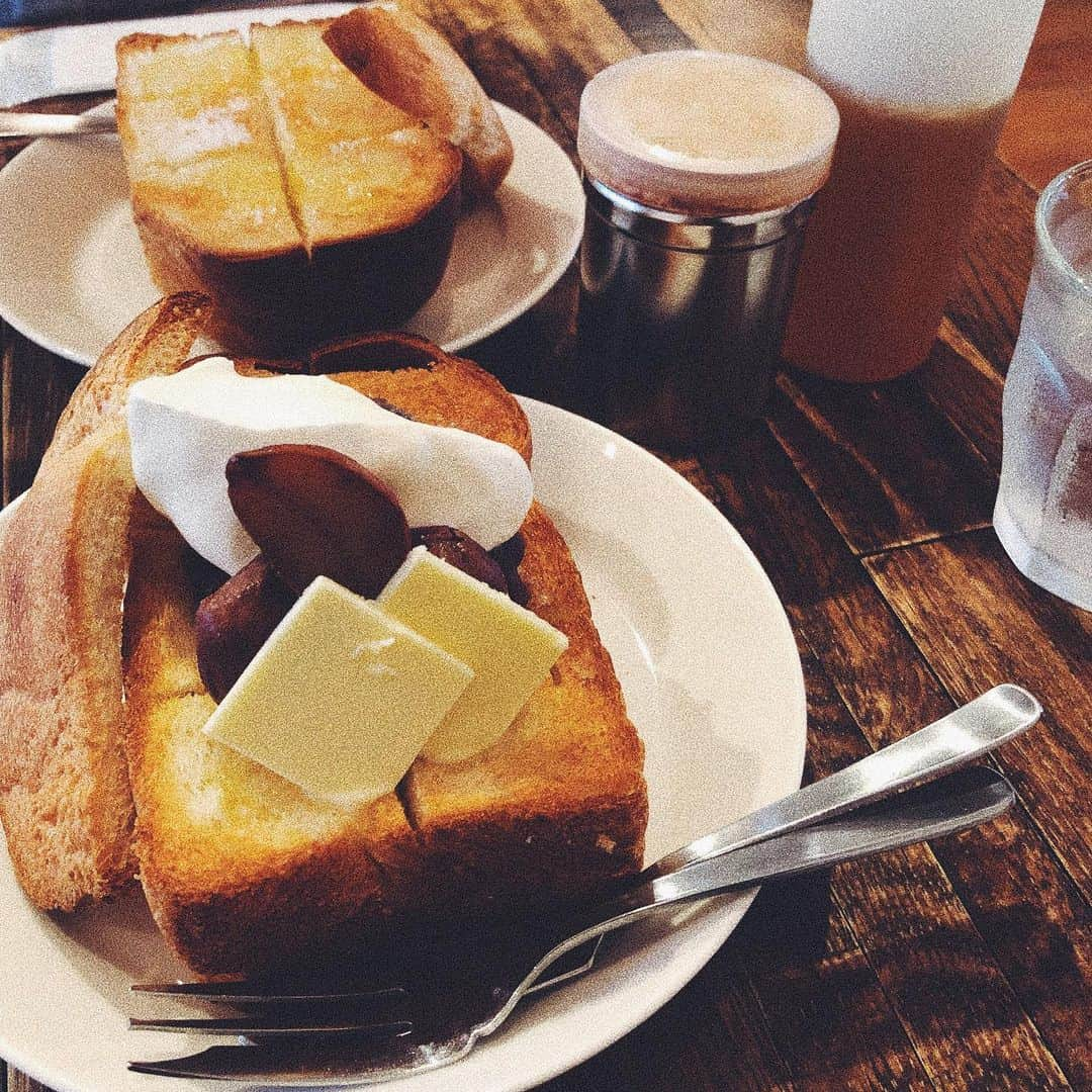 宮崎葉さんのインスタグラム写真 - (宮崎葉Instagram)「ㅤ @1_room_coffee ☕️🥣 あんバタートースト(栗の渋皮煮のせ)と シナモンシュガートースト🍞🍞 おいしかったのはもちろん、 お店の雰囲気とかオーナーさんとか お客さんまですてきやった。 みんながみんなのことを考えているなって とってもおもいました。またいく🥺🥺🥺 #1roomcoffee」10月24日 18時57分 - you_miyazaki