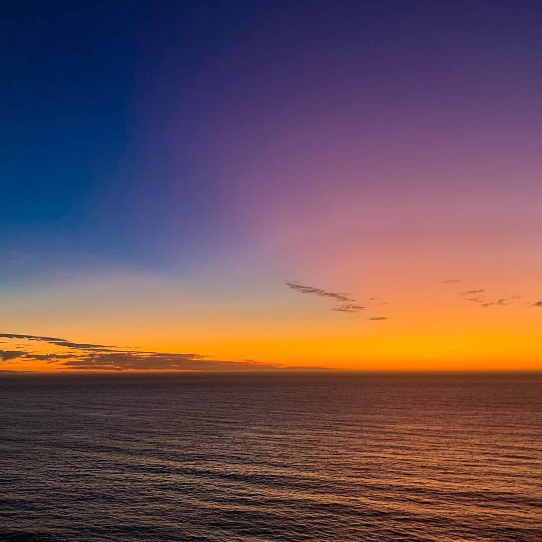 Elva Niさんのインスタグラム写真 - (Elva NiInstagram)「Never thought sunset could be this beautiful 🌅 這樣的日落讓我想起了 你的名字 ✨ #travelwithelva #pacificocean  #1號公路 #elvasunsetdiary  #shotoniphoneXR」10月24日 19時03分 - misselvani