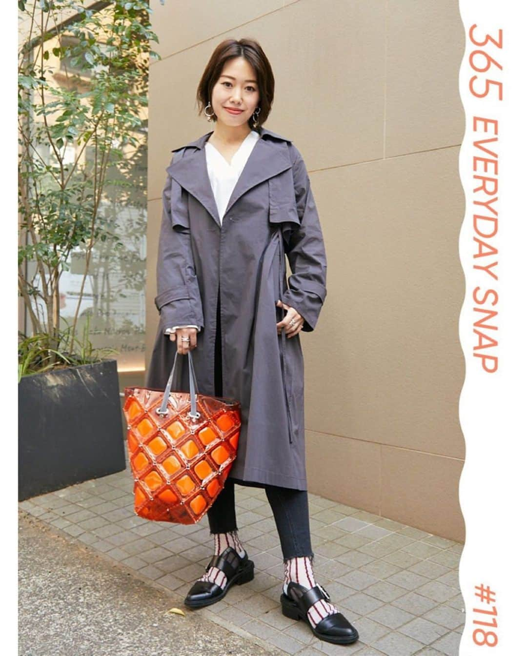 ginza magazineさんのインスタグラム写真 - (ginza magazineInstagram)「365日おしゃれスナップ！大都会、東京の素敵なスポットに集うセンスがいい人をGINZA編集部がキャッチ。⠀ ⠀ 「オレンジが映えるグレールック。メンズライクなトレンチコートと足元の好バランス」 ⠀ ⠀ 👤 原　千春／マーケター・プランナー⠀ @thousandspring5⠀ ⠀ トップス：OUVRAGE CLASS⠀ ボトムス：ANT⠀ トレンチコート：ANT⠀ アクセサリー：ANT、H.P FRANCE、ヴィンテージショップで購入⠀ シューズ：MURRAL⠀ バッグ：52 BY HIKARUMATSUMURA⠀ ⠀ 📍ここでスナップ ⠀⠀⠀ 52 D. L. STORE／ショップ⠀ 東京都港区南青山6-11-3神通ビル1階⠀ @52byhikarumatsumura⠀ ⠀ #ginzamagazine #styling #snap #ファッションスナップ #365日おしゃれスナップ」10月24日 19時04分 - ginzamagazine