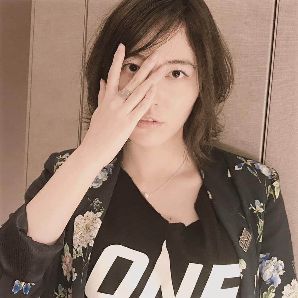 松井珠理奈さんのインスタグラム写真 - (松井珠理奈Instagram)「オフィスでミーティングの私。 #privacy  #onechampioship  #明日はジャカルタ大会 #jkt48 に会いたいなぁ✨ #jacket #zara #weareone  #wearefamily  #iwanttogotojakarta #3枚写真あります #最後は…ふふふ😉 #私は日本でお留守番 🐶」10月24日 19時11分 - jurinamatsui3