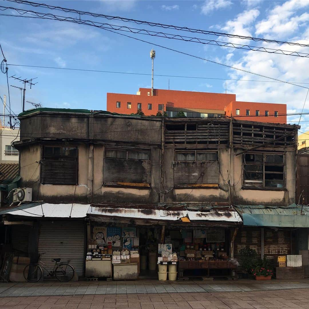 能町みね子さんのインスタグラム写真 - (能町みね子Instagram)「宮崎 上野町通 ショッピングセンター青空/ 部分的には倒壊してるような状態なのにまだ全然営業してる。なんなんだここは。すごい。宮崎すごい。周りはソープランドだらけ。」10月24日 19時06分 - nmcmnc