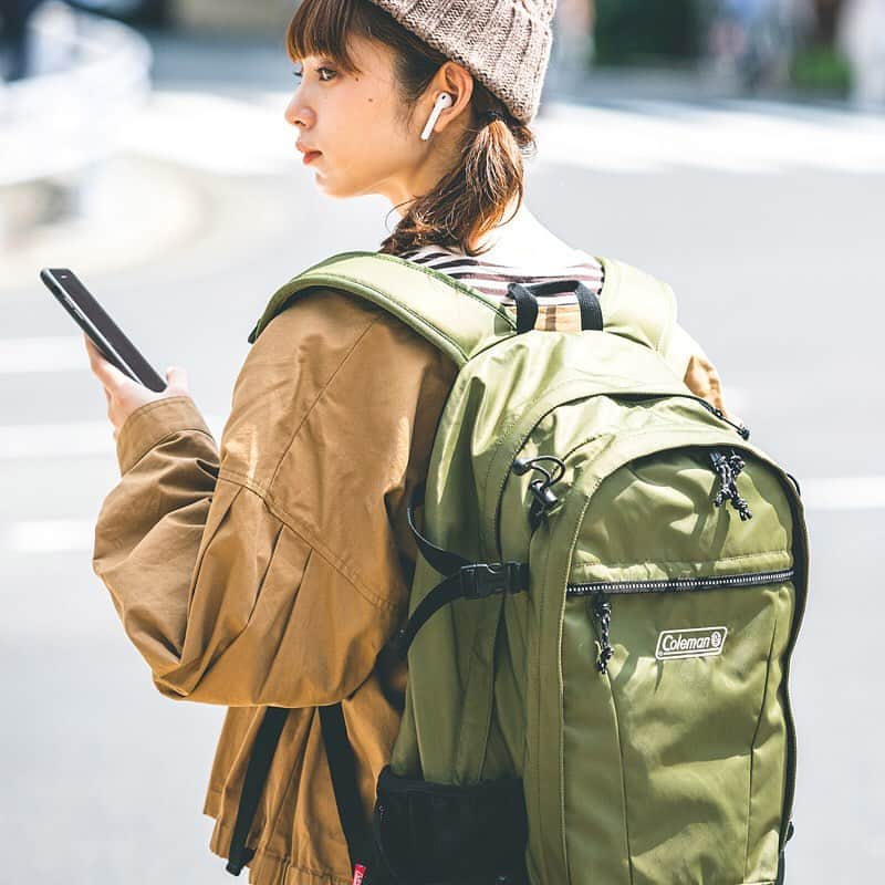 Coleman Japanのインスタグラム：「＼ブラウンとの相性バツグン！／ 大人気のコールマンのバックパック「WALKER シリーズ」。人気のヒミツは、機能的だけでなく豊富なカラーバリエーション！ ・ やさしい色味の“オリーブリーフ🌿”は、トレンドカラーのブラウンと合わせて秋らしくコーディネート。メンズライクなリュックもほんのり優しい印象に☺️💕 ・ ・ 🎒#私のコールマン 大募集🎒 コールマンのバッグを取り入れた、あなたのスタイルをぜひ教えてください🤗 #私のコールマン を付けて投稿して頂いた中から素敵なお写真は、コールマン公式SNSでご紹介させて頂きます♪ ・ ・ ・ @mer0217 @miyoshikun  #灯そうColeman #灯そうコールマン #灯そう #Coleman #コールマン #Backpack #バックパック #Rucksack #リュックサック #リュック #Daypack #デイパック #リュック女子 #WALKERシリーズ #walker25 #walker33 #ウォーカー #ウォーカー25 #ウォーカー33 #コールマンリュック #merweb #mer」