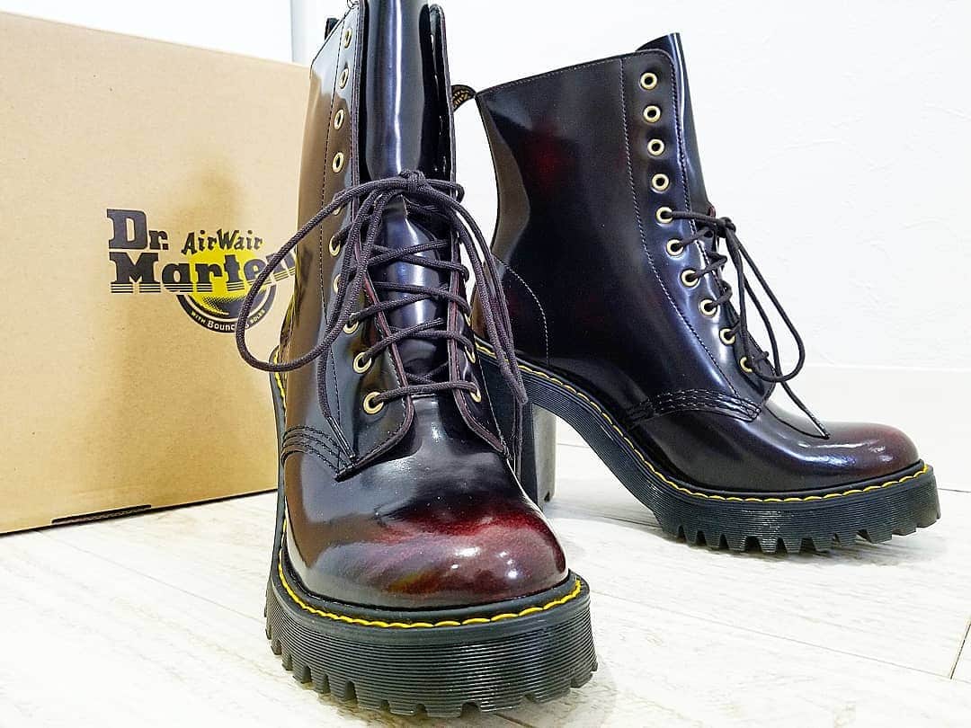 石関友梨のインスタグラム：「かっけぇ女になるのだ\( ᐙ )/✨ #drmartens #ドクターマーチン #チェリーレッド #autumn #黄色いステッチ #秋服コーデ #ショートブーツ #革靴 #勝手にfashioncheck」