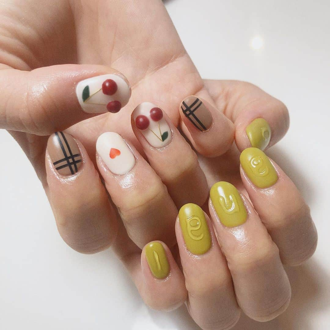 ピンキー！☆藤咲彩音さんのインスタグラム写真 - (ピンキー！☆藤咲彩音Instagram)「new nail ☺︎ ピスタチオカラーのネイルの上には『Canal(カナル)』 愛猫のカナルの名前を入れました♡ 右手は秋らしくチェックにさくらんぼを加えて女の子らしく。 今回は両爪マッド仕様です♡秋っぽい〜  いつもお世話になっている @lovlnail の @cabbage.lovl ✨ センスに技術バリウマネイリストきゃべちゃんっっ。尊敬と愛しかない 毎度スペシャルキュートネイルをありがとう💅 #newnail  #lovlnail  #lovl #nail」10月10日 10時17分 - pinky_ayane