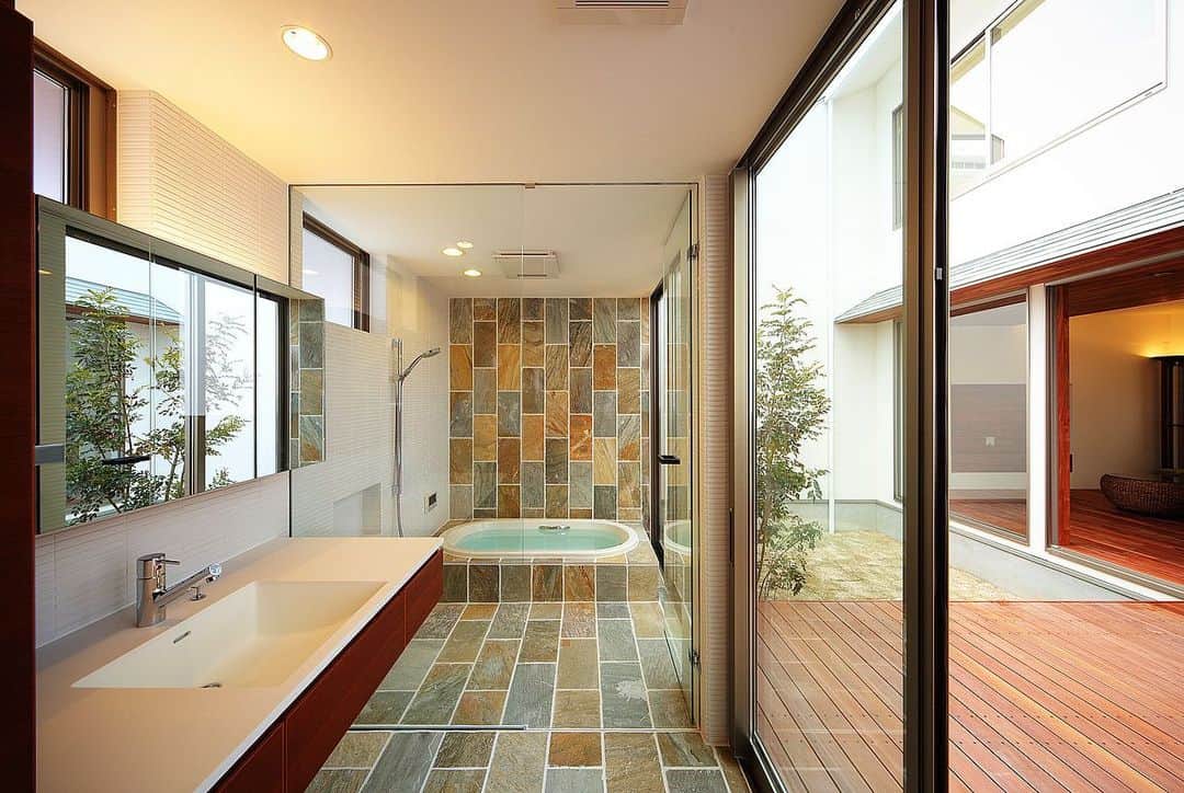 一級建築士事務所hausさんのインスタグラム写真 - (一級建築士事務所hausInstagram)「浴室は完全プライベートな中庭に面していてスケスケに♪ ■haus-vila■ 兵庫県姫路市 #hausvila  #工事中 は設計者が工事のチェックを行うので #設計 と工事は別々に依頼しましょう。  #建築家 #建築 #住宅 #家 #注文住宅 #新築 #設計 #浴室 #マイホーム記録 #マイホーム計画 #マイホーム #中庭 #洗面所 #architect #architecture #build #courtyard #design #haus #house #housedesign #homedesign #livingroom #bathroom #washroom #instahome #一級建築士事務所haus」10月10日 10時19分 - hausuma