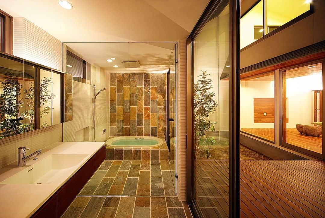 一級建築士事務所hausさんのインスタグラム写真 - (一級建築士事務所hausInstagram)「浴室は完全プライベートな中庭に面していてスケスケに♪ ■haus-vila■ 兵庫県姫路市 #hausvila  #工事中 は設計者が工事のチェックを行うので #設計 と工事は別々に依頼しましょう。  #建築家 #建築 #住宅 #家 #注文住宅 #新築 #設計 #浴室 #マイホーム記録 #マイホーム計画 #マイホーム #中庭 #洗面所 #architect #architecture #build #courtyard #design #haus #house #housedesign #homedesign #livingroom #bathroom #washroom #instahome #一級建築士事務所haus」10月10日 10時19分 - hausuma