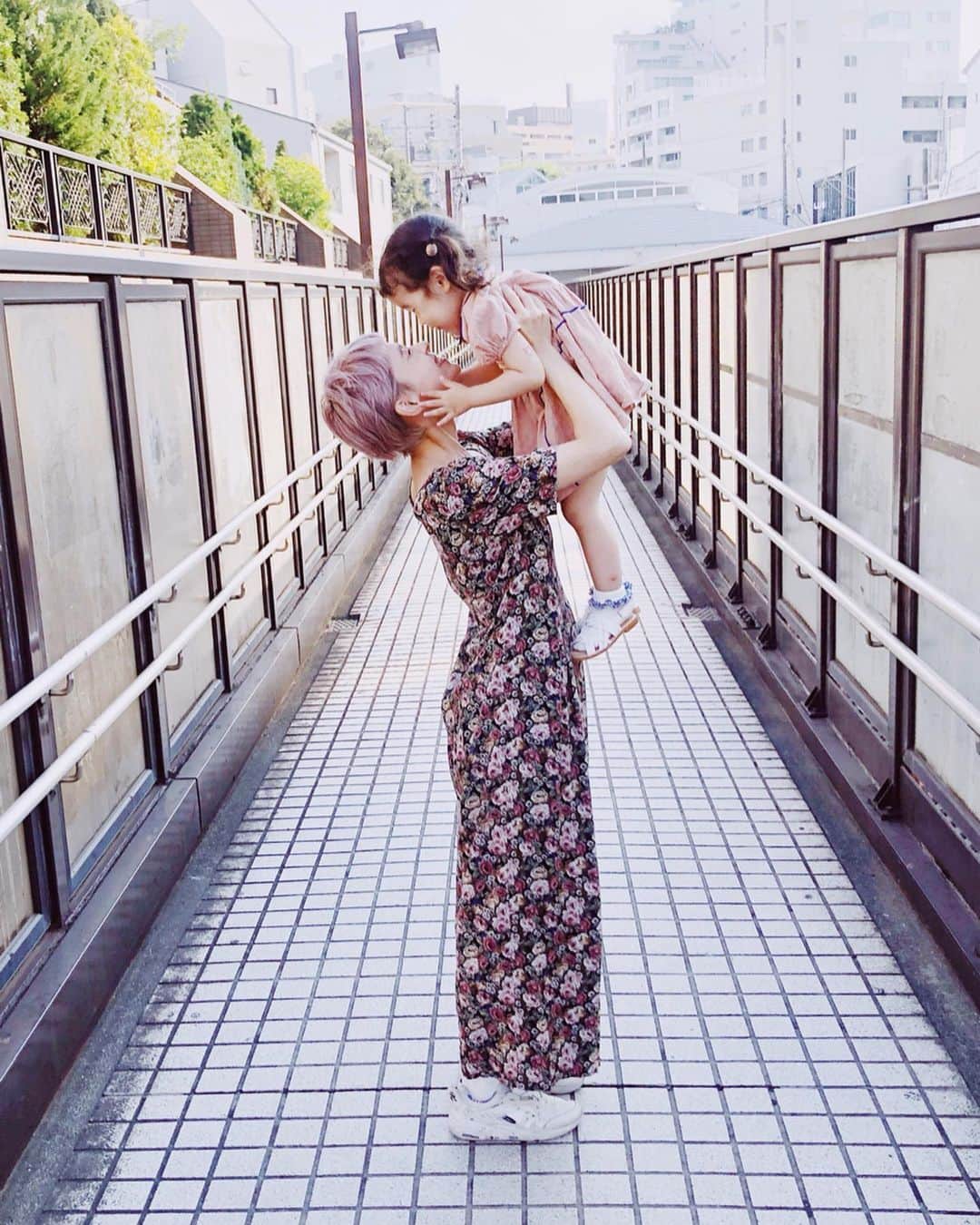 サオリリスのインスタグラム：「ひにひにすくすく。  ずっとゲゲ似だと思ってたし、まわりにも誰にでもそう言われてたけど、先日おばあちゃんの家に行った時に見つけた私の小さな頃(多分今の娘とあまりかわらない頃)の写真を見てビックリ。娘とそっくりな笑顔がそこに写ってた。当たり前だけど、私たち親子だ。 ・ ・ ・ ・ ・ ・ @kakikukekikka #mama #instamama #ママ #女の子ママ #育児 #子育て #ママファッション #instafashion #baby #babygirl #instababy #ig_baby #babyfashion #kids #girl #instakids  #ig_kids #kidsfashion」