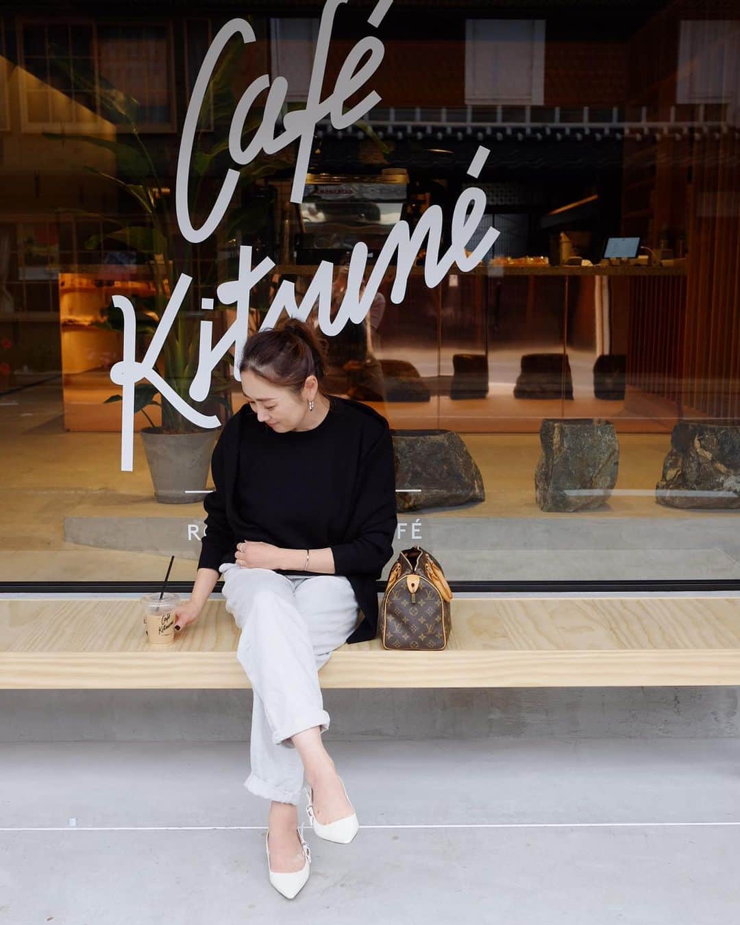 Keikooooooのインスタグラム：「お気に入りのニットを着て🧶 @cafekitsune へ。 パリ→東京→ソウル→岡山😂？？？ 平日だったから空いてたけど、土日は激混みになる予感。 ニットは @sealbank × @ozoc_c4 さんのもの♡ 肩がけニットだけど、ブラックだから写真じゃ全然伝わらないけど、可愛い過ぎる♥️♥️♥️🤤 発売当日に2分で売り切れたから、翌日の再販12時に手汗と手の震えでパソコン前で購入したもの♡ 再販何回されたんだろ笑。とにかくお気に入り笑。 久々におチビを預けて友達と遊ぶ時間。 息抜き出来できました☺️🌿 . 👚 @sealbank × @ozoc_c4 #ozoc_c4 👖 @Zara #zara 👠 @dior #dior 👜 @louisvuitton #louisvuitton」