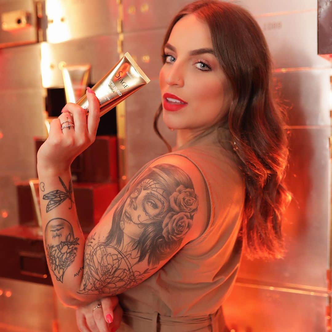 Bruna Unzuetaのインスタグラム：「É força que você quer @? O meu tesouro de beleza é o Siàge Nutri Ouro da @Eudora para cabelos 3x mais fortes e com toque super macio. A fórmula exclusiva com partículas de ouro e óleo de Marula, proporciona nutrição profunda até a 3º camada do fio. A P A I X O N EI.  PH: @brenodamatta ❤️ #tesourodebeleza #EudoraSiàge #SiàgeForçaDoOuro#Eudora #ChegaLáeEudora」