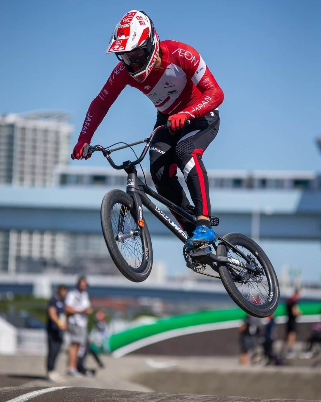 長迫吉拓のインスタグラム：「First ride in Tokyo Olympics BMX Track 🇯🇵🙌🏼 I couldn’t imagine this happens in my life. Thank you 🙏🏻 後ろにはレインボーブリッジ、周りには高いビルやオフィス、こんな雰囲気に囲まれてBMXに乗れる事は想像してなかった。人生の中こんなラッキーな事はないだろう。東京オリンピックはもうすぐ！ ありがとうございます🙌🏼 #東京 #東京オリンピック #有明 #BMX #Tokyo #レインボーブリッジ  photo @navadanet」