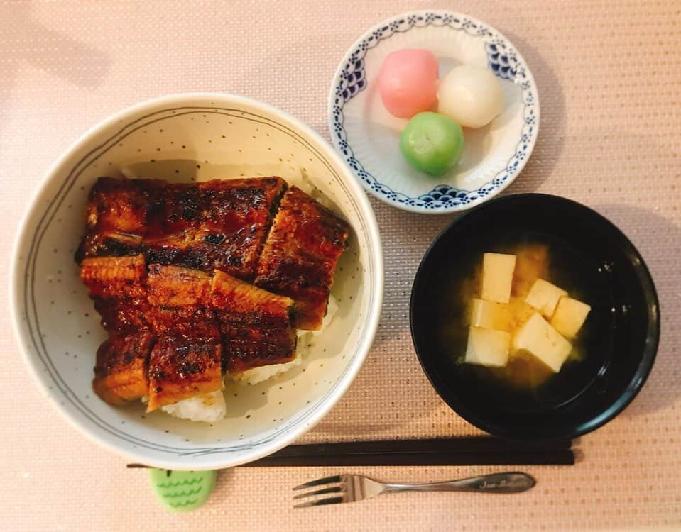 熊田曜子さんのインスタグラム写真 - (熊田曜子Instagram)「久しぶりに自宅でお昼ご飯🍚 仕事をしていると 子供達と過ごす時間がより貴重に感じる✨ リフレッシュにもなるよ✨ 子供達との時間を確保しながらお仕事させてもらえて 幸せです🌼  明日の朝は 8時15分から 文化放送「ななきゅう」のラジオに出演させてもらうよ👂 @akiesuzuki0312 あきえちゃんと子育てトーク🎶 楽しみだなぁ♬  #radio #ラジオ #文化放送 #ななきゅう #おうちごはん  #お昼ご飯 #lunch #鰻 #鰻丼 #お豆腐のかしわ汁 #三色だんご」10月10日 10時36分 - kumadayoko