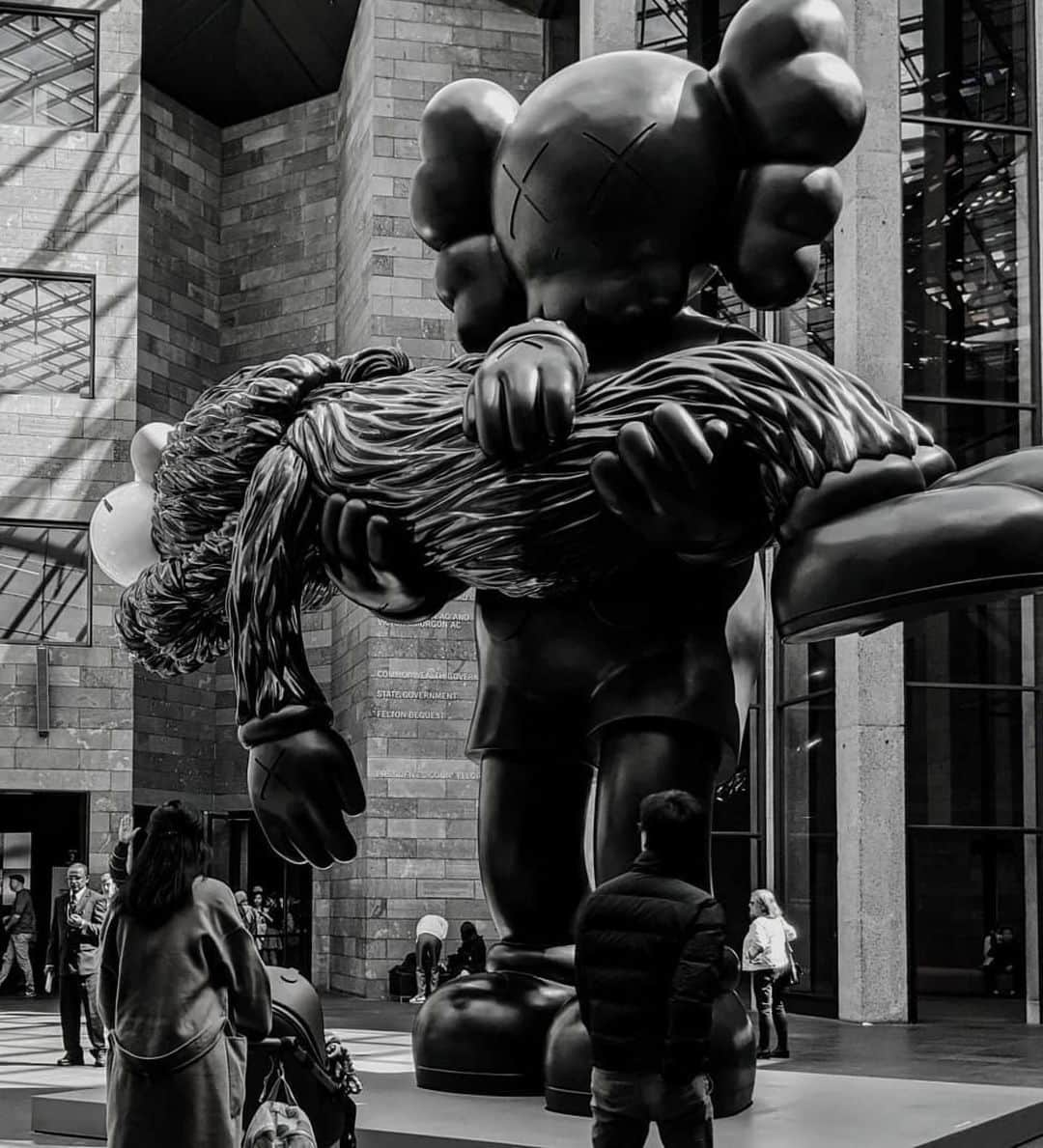 KAWSONEさんのインスタグラム写真 - (KAWSONEInstagram)「#Repost @patinitas2001 ・・・ #kaws @ngvmelbourne」10月10日 10時36分 - kaws