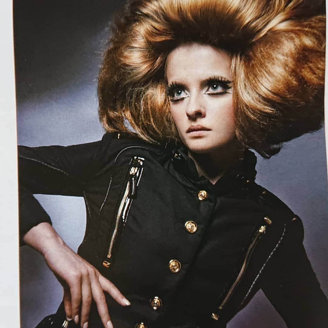 アナンダ・ジェイコブズのインスタグラム：「11年前の私！Modeling hair in Japan... that's where a lot of this began. たくさんお世話になりました♪(まだやってんねんけどw)  #hairmodel #modelinjapan #雑誌 #外国人モデル #thebeautrec #ヘアメイク #60smakeup」