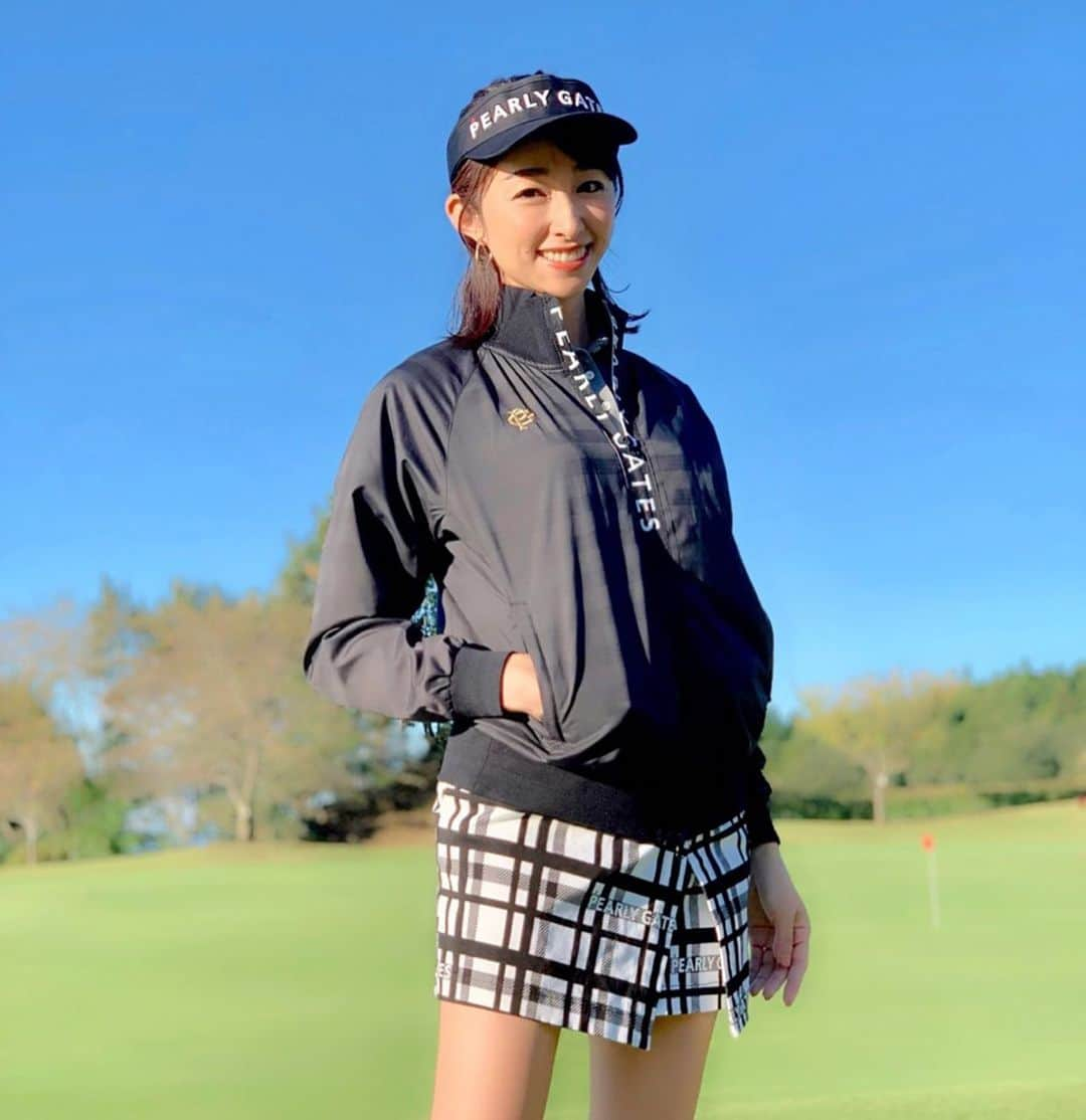 森木美和さんのインスタグラム写真 - (森木美和Instagram)「朝日が眩しいー😆☀️﻿ ﻿ モノトーンコーデでラウンド⛳️🏌️‍♀️💓﻿ ﻿ 先日、表参道ヒルズで開催中の @pearlygates_official の期間限定ポップアップショップに行ってきました☺️⛳️﻿ ﻿ 赤塚不二夫さんのニャロメ×パーリーゲイツのコラボ商品がたくさん💓﻿ ﻿ 普段着にも着たくなる様なものも😊可愛いかったー⛳️﻿ ﻿ ﻿ #ニャロメに会いに来た #パーリーゲイツ ﻿ ﻿ #ゴルフウェア #ゴルフコーデ #ゴルフ女子コーデ #ゴルフファッション #ゴルフコース #ゴルフ女子 #golfgirls #골프 #高尔夫 #golf  #ゴルフ日和 #ゴルフ練習 #ゴルフ番組#instagolf #ラウンド  #ゴルフ﻿」10月10日 10時43分 - miwamoriki