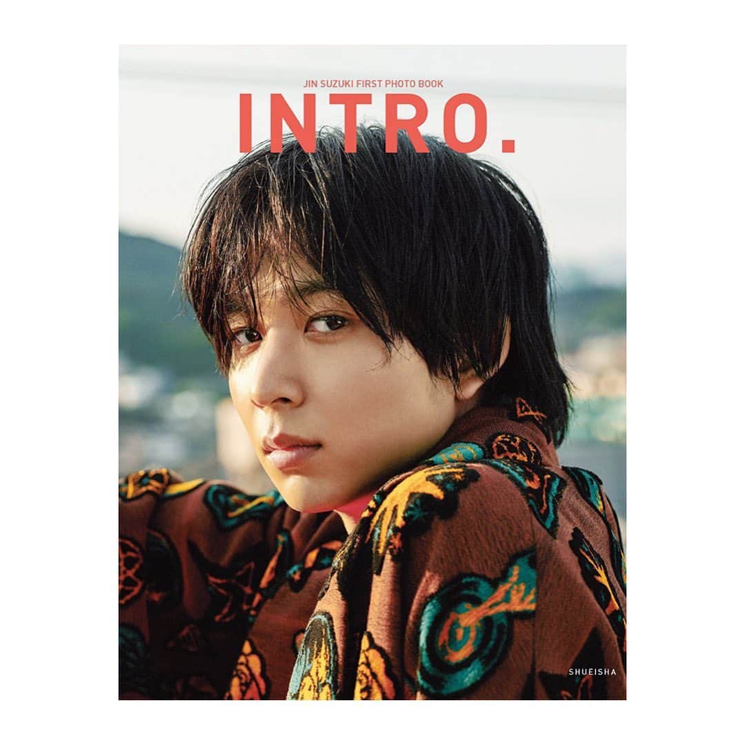 信清靖人のインスタグラム：「本日発売！！ 鈴木 仁ファースト写真集 『INTRO.』 韓国と日本での撮影に ヘアメイクとして参加させて頂いてます。 是非ご覧になってください！」