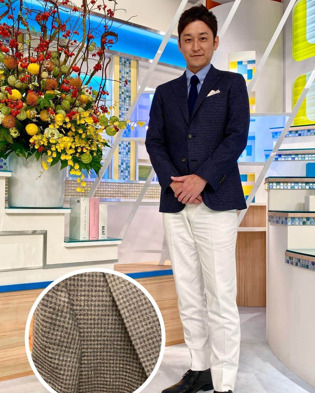 のインスタグラム：「今朝の森アナウンサーの衣装はHANABISHI #hanabishihousei です。 秋冬用の白パンツに　グレーと紺のギンガムチェック柄のジャケットです。 少し起毛している素材で暖かく軽いのが特徴。 秋ならではのスーツの着こなしにもご注目下さい👀 #バリはや　#森洸　#ハナビシ #ギンガムチェック　#秋用スーツ　#白パンツ　#チェックジャケット」