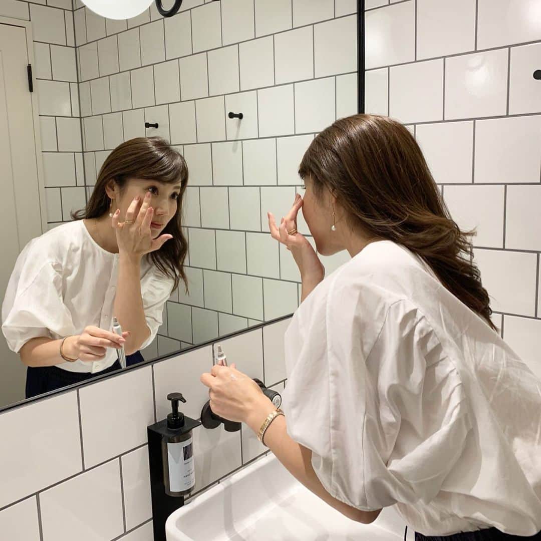 のインスタグラム：「・ ・ 目から鱗の素敵な新商品のお勉強会に 参加させていただいてきました。 ・ 肌をうるおすコラーゲン研究30年の歴史を持つ リサージの新商品！ ・ そんなリサージから初めてが発売される シワ改善美容液というだけあり かなりの期待ができそう♡ ・ シワ…30代から少し気になるようになり 年齢的にある程度受け入れなくてはいけない存在ですが笑 なるべくならくいとめたいもの。。 ・ 時間帯によっても目元の印象が変わってきてしまいますが 長時間うるおい続け、 弾むようなしなやかな肌に整えてくれる リサージリンクルシューター！！ ・ ・ 気持ちよくのびてピタッと密着してくれて 使い心地もいい！ これなら楽しくケアができそう！ ・ じっくり使い込んでいるのでこれからが楽しみ♡♡ 10月16日発売です！ ・ ・ リンクルシューター 7日間チャレンジキャンペーン実施中 ・ ・応募期間：2019年10月14日（月）23:59まで ・当選人数： 10,000名様 ・プレゼント：リサージ リンクルシューター サンプル（2包 × 7セット） ・ ・応募方法：詳しくはリサージ公式サイトをチェックしてくださいね。 ・ ・ #リサージ #リンクルシューター #シワ改善美容液 #pr #美容 #シワケア #目元 #目尻  #エイジング #エイジングケア #beauty #cosmetics @lissage_official」
