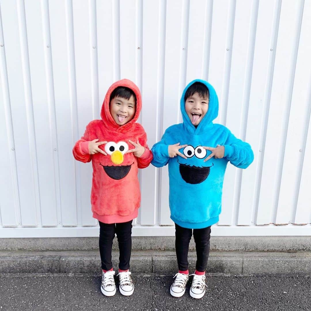 ᴋᴀɴᴀᴋöさんのインスタグラム写真 - (ᴋᴀɴᴀᴋöInstagram)「❤️💙 #セサミストリート とH&M( @hm_kids )のコラボ🌈 めちゃくちゃ かわいー🤤💕 * ふわっふわで 触り心地も最高💯✨ * 10月10日からH&Mの店舗で 発売スタート🍪✨ * これ着てUSJも 行ってみたいなぁ➰🇺🇸✨ * #HM #hmkids #hmxme #SesameStreetxhm  #エルモ#クッキーモンスター#pr」10月10日 11時07分 - kanakokko_34_