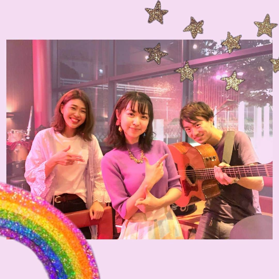 伊倉愛美さんのインスタグラム写真 - (伊倉愛美Instagram)「いぇーい🌈🎸 #grapeskitasando #グレープス北参道 #ジェシカの手(笑) #Live #ライブ」10月10日 11時29分 - ikura_manami