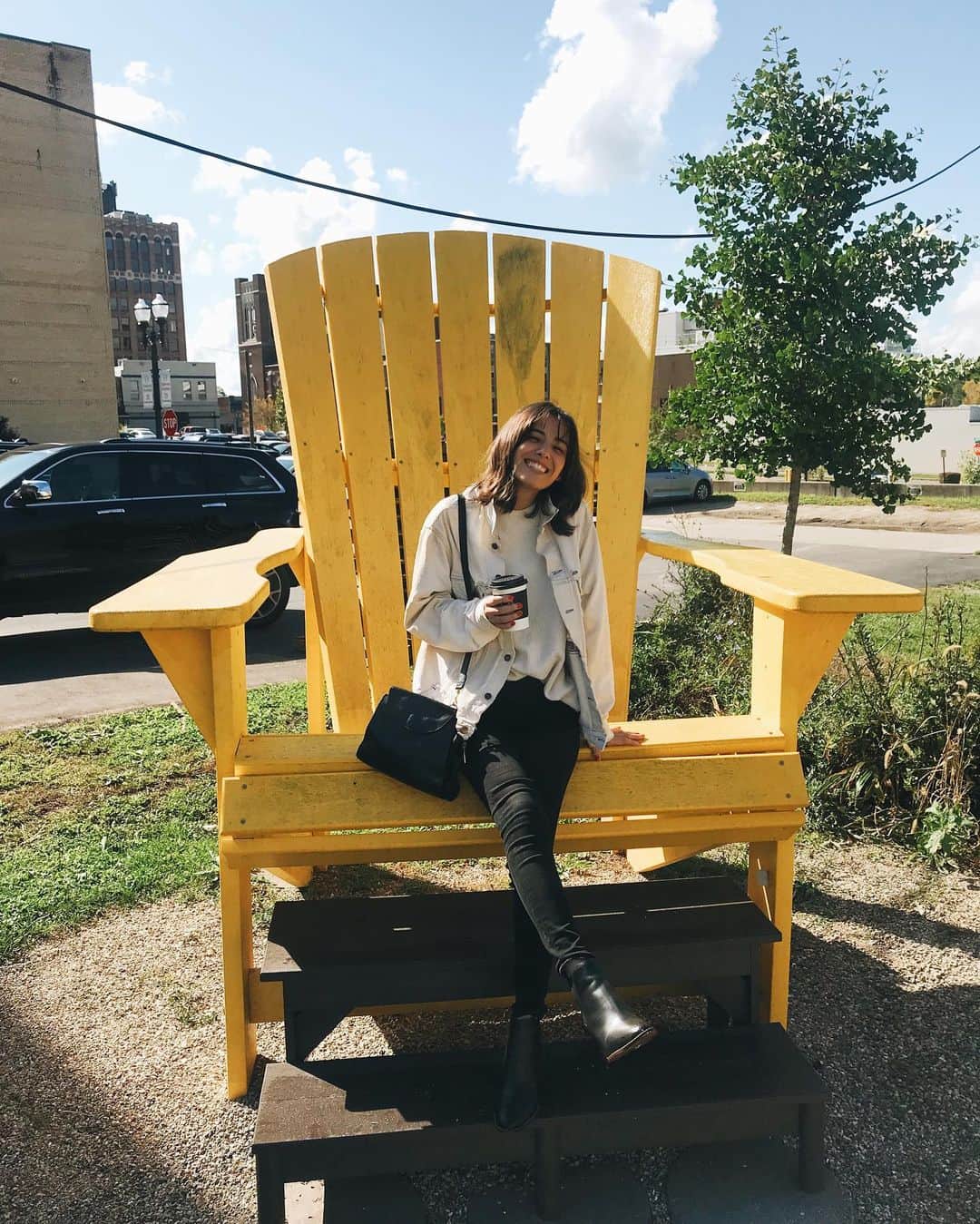サンドバーグ直美のインスタグラム：「Just a small girl with a big chair and dreams💛」