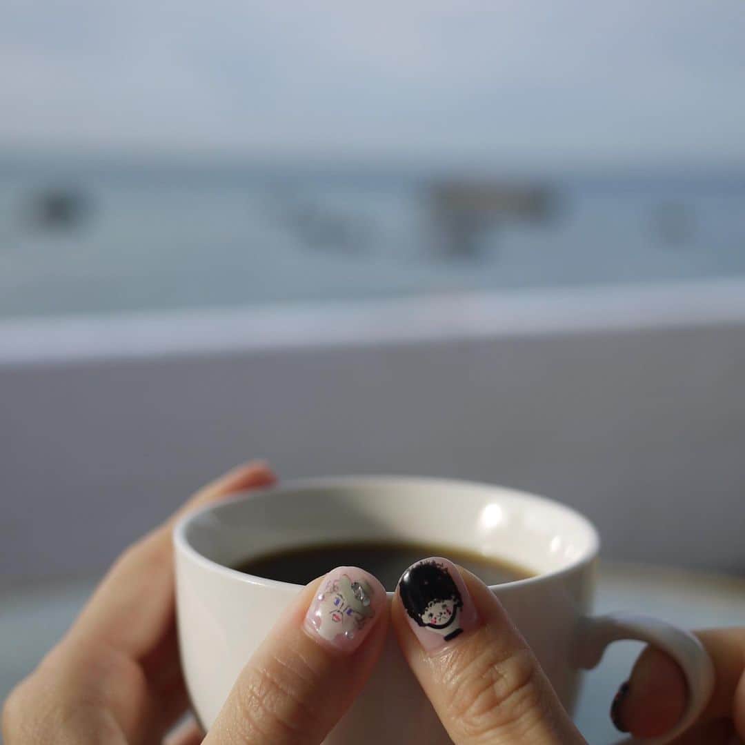 Risako Yamamotoさんのインスタグラム写真 - (Risako YamamotoInstagram)「波の音で目覚めました🌊♥️ ・ テラスでコーヒーtime☕️ なんて幸せな朝♡♡♡ ・ ・ new nail💙💂🏼‍♀️🇬🇧♥️ @merci8merci ・ #hayamafunnyhouse #葉山 #oceanview #mymail #morningcoffee #メルシーポワン」10月10日 11時43分 - risako_yamamoto