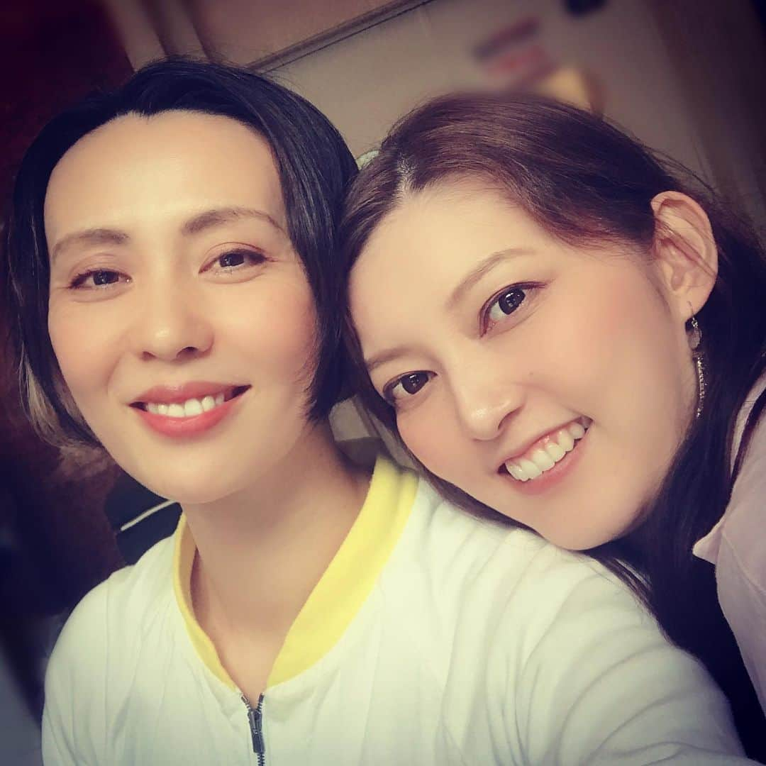 緒月遠麻さんのインスタグラム写真 - (緒月遠麻Instagram)「☺︎ マー君との 挨拶だけは何故か昔からハグ。笑  お稽古場で会えると 嬉しさもひとしおです☺️ #朝夏まなと」10月10日 11時40分 - toma_ozuki