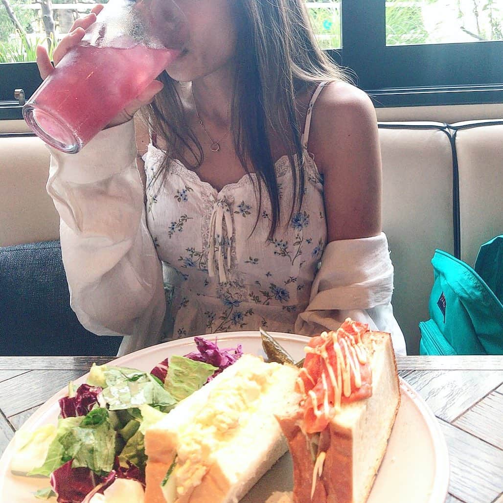 滝口成美のインスタグラム：「・ ・ 夏楽しかった🍉 すっかり秋だ。秋冬も 平和に楽しく過ごしていきたい🐈🍁」