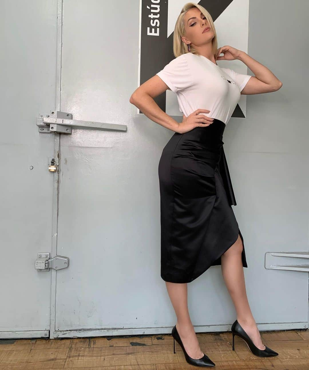 Ana Hickmannさんのインスタグラム写真 - (Ana HickmannInstagram)「Look total @vitorzerbinato 🖤🖤🖤 #lookah #anahickmann」10月10日 2時57分 - ahickmann