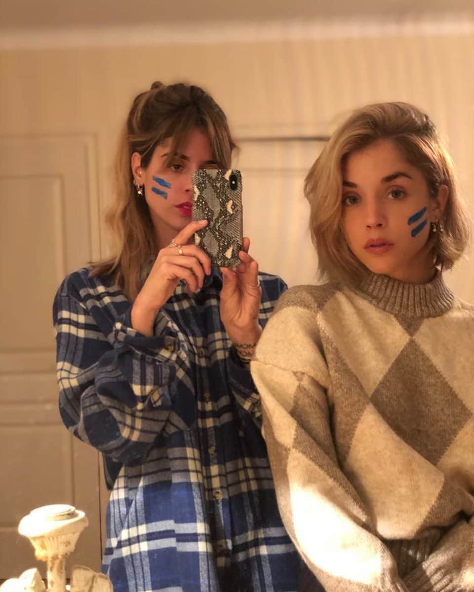 アリス・アイザズのインスタグラム：「Ensemble avec l’ONG @PlanFrance, exigeons l’égalité entre les filles et les garçons : toutes et tous avec un signe = sur la joue pour la Journée internationale des filles le 11 octobre. L’égalité commence avec l’école. #GirlsGetEqual »」