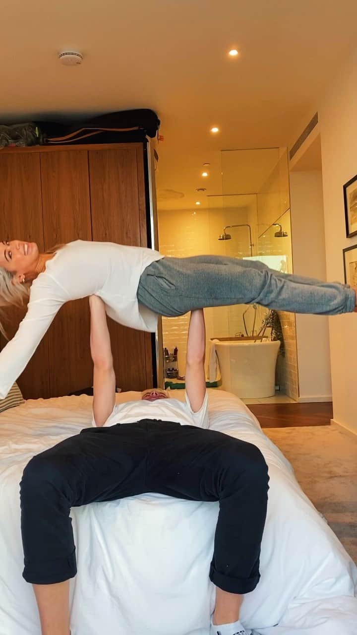 カスパー・リーのインスタグラム：「After a year and a half of dating, I wanted to see if I could still bench Ambar like I did on our first date (don’t ask). I haven’t been to the gym for a while so wasn’t sure how this would end...」