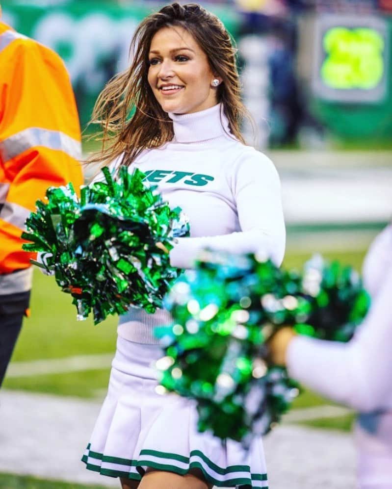 Jets Flight Crewのインスタグラム：「Give us a “🙌🏻” if you’re ready for Sweater Weather! 🍂💚 #Fall #FootballsSeason」
