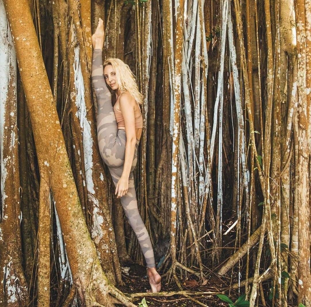 ALO Yogaさんのインスタグラム写真 - (ALO YogaInstagram)「Be like a tree 🌳 Stay grounded. Connect with your roots. Turn over a new leaf. Bend before you break. Enjoy your unique, natural beauty. Keep growing 🙏 – Joanne Raptis  @gypsetgoddess shows us how she bends & connects with her roots in her High-Waist Camo Vapor Leggings & Delight Bra ✨#aloyoga #alo #yoga」10月10日 4時00分 - aloyoga