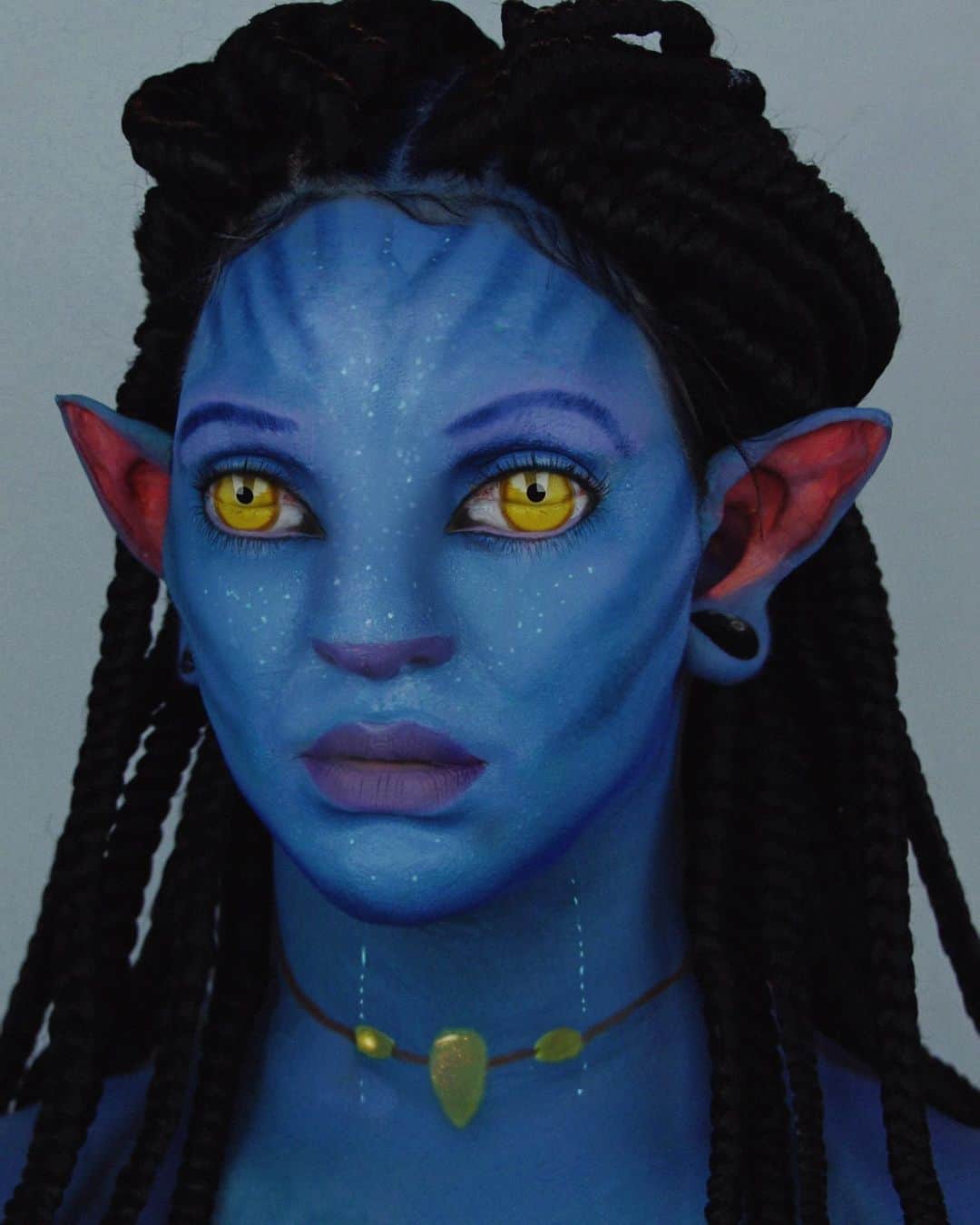 A riel D iazのインスタグラム：「Neytiri from Avatar 💙  @makeupforeverofficial flash palette, color ink & color cream.  @natashadenona 28 purple blue palette @meltcosmetics Janice lipstick. Blueprint stack.  @naimies prosthetic ears.  @braidswigqueen braided wig  @viseart editorial & cool mattes palettes.  @mehronmakeup paradise paints basic palette.」