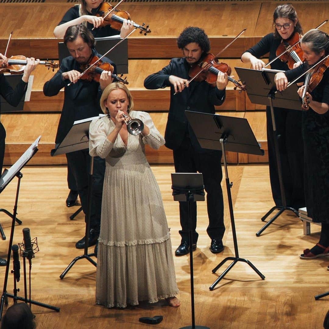 ティーネ・ティング・ヘルセットのインスタグラム：「What a great evening  in Oslo yesterday! Always special to play in my hometown! @detnorskekammerorkester #tour #goldenthal #grieg 👗 @bytimo」
