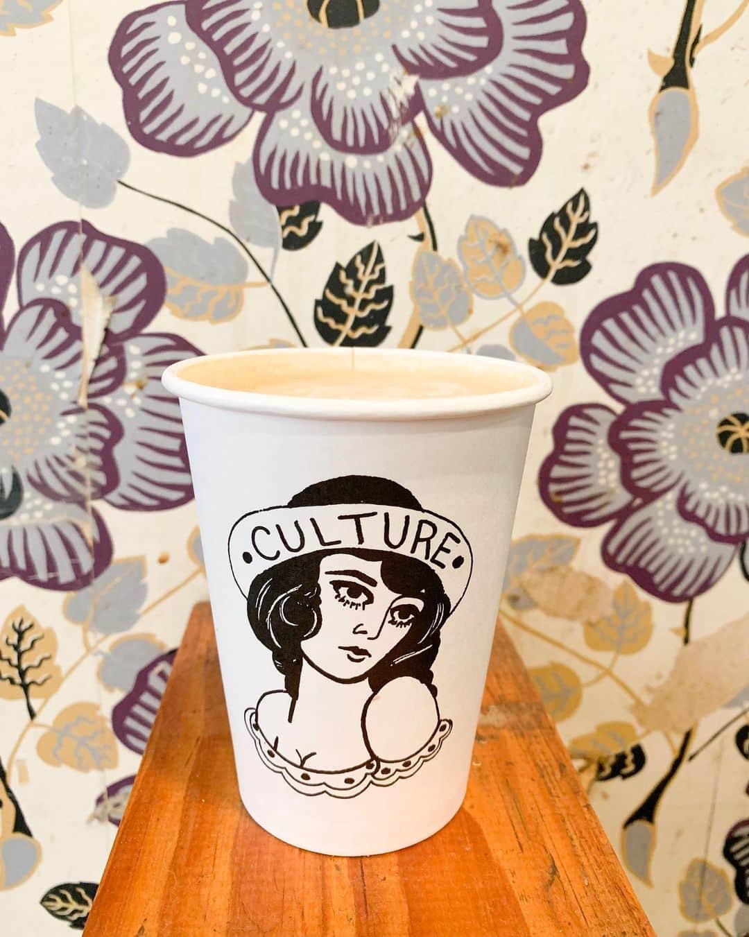 のインスタグラム：「📍Culture Espresso ☕️ ・ Found a cozy coffee shop🌿 Latte and chocolate chip cookie are the perfect combination🍪 I'd love to go there again😋  こぢんまりとしているけれど いつもお客さんで賑わう人気店☕️ ラテも、評判のクッキーも本当に美味しい😍  はじめましてのはるかちゃんと 楽しいトークに花を咲かせました☕️💕 数あるコーヒーショップの中でも特にお気に入りに追加✍️ ここは通いたい😍❤️ ・ #coffeeshop #cultureespresso #coffee #nyc #ny #manhattan #コーヒーショップ #開拓中 #コーヒー好き #最近ラテが好き #寒くなってきたから #ホットが美味しい季節 #ニューヨーク #ニューヨーク生活 #ニューヨーク旅行 #アメリカ暮らし #makiカフェinニューヨーク #☕」