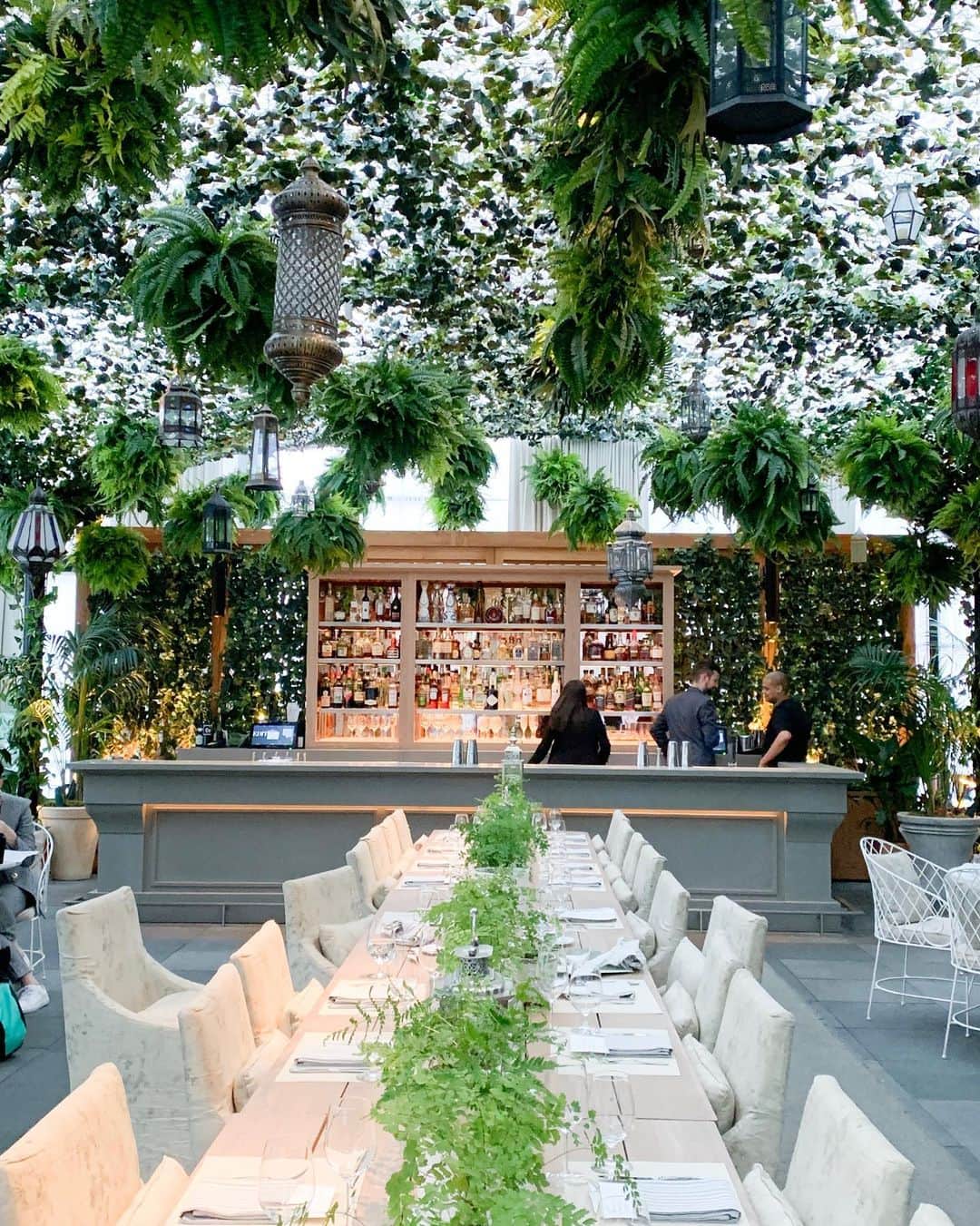 のインスタグラム：「📍The Terrace 🍽🌿 ・ タイムズスクエアのど真ん中にある オアシス的レストラン🍴🌳 ・ 入り口がわかりにくかったけど、 入ったら広くて驚いた😍✨ ・ ロブスターロールって 間違いなく美味しい食べ物だわ🦞  食後は別腹のLady Mへ🍰😋 ・ #theterrace #timessquare #manhattan #nyc #lunch #ランチ #ニューヨーク #雰囲気最高 #タイムズスクエア #マンハッタン #ニューヨーク生活 #ニューヨーク旅行 #アメリカ暮らし #癒しの空間」