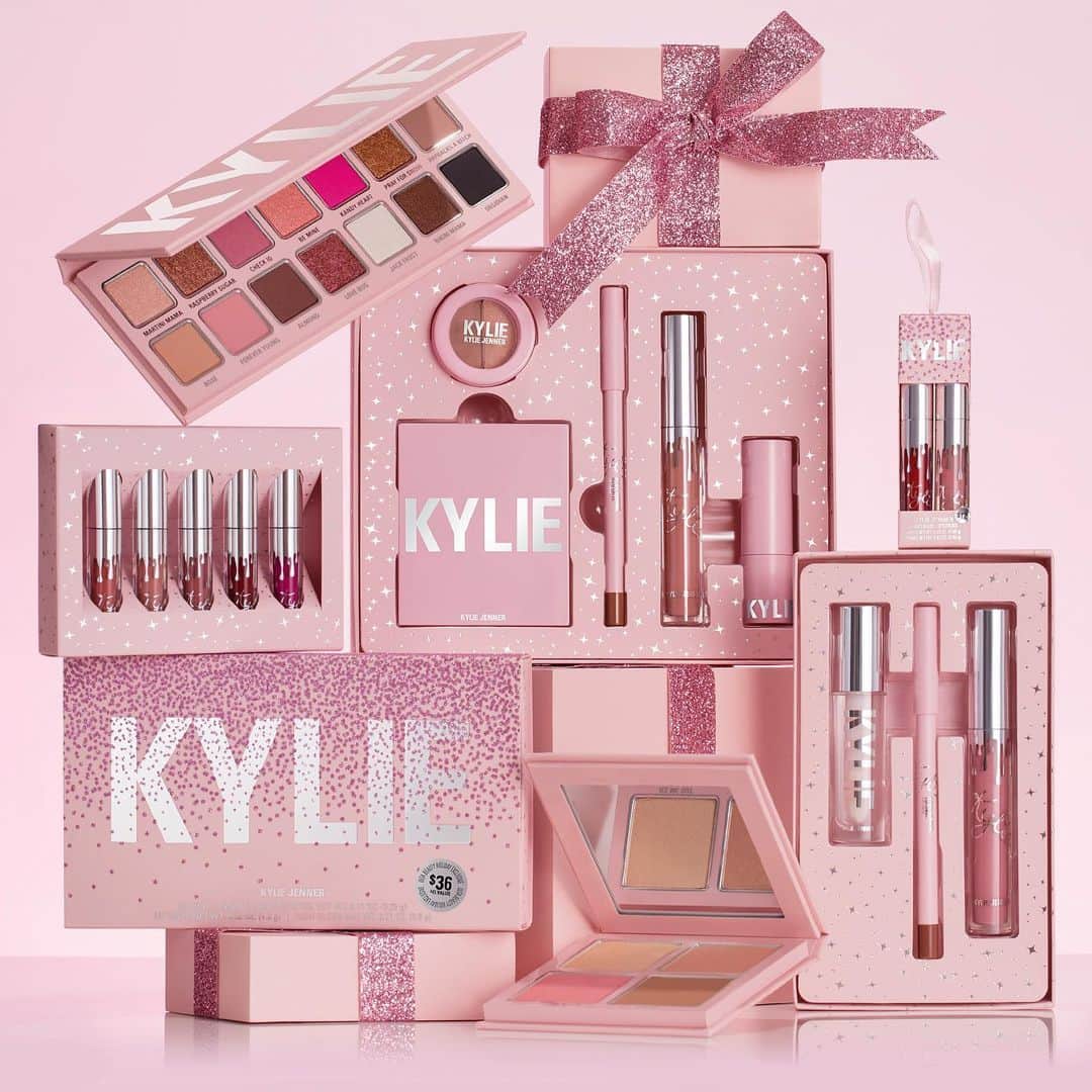 Kylie Cosmeticsさんのインスタグラム写真 - (Kylie CosmeticsInstagram)「How beautiful is our @ultabeauty EXCLUSIVE holiday collection launching in stores on the 13th 💗✨」10月10日 5時25分 - kyliecosmetics