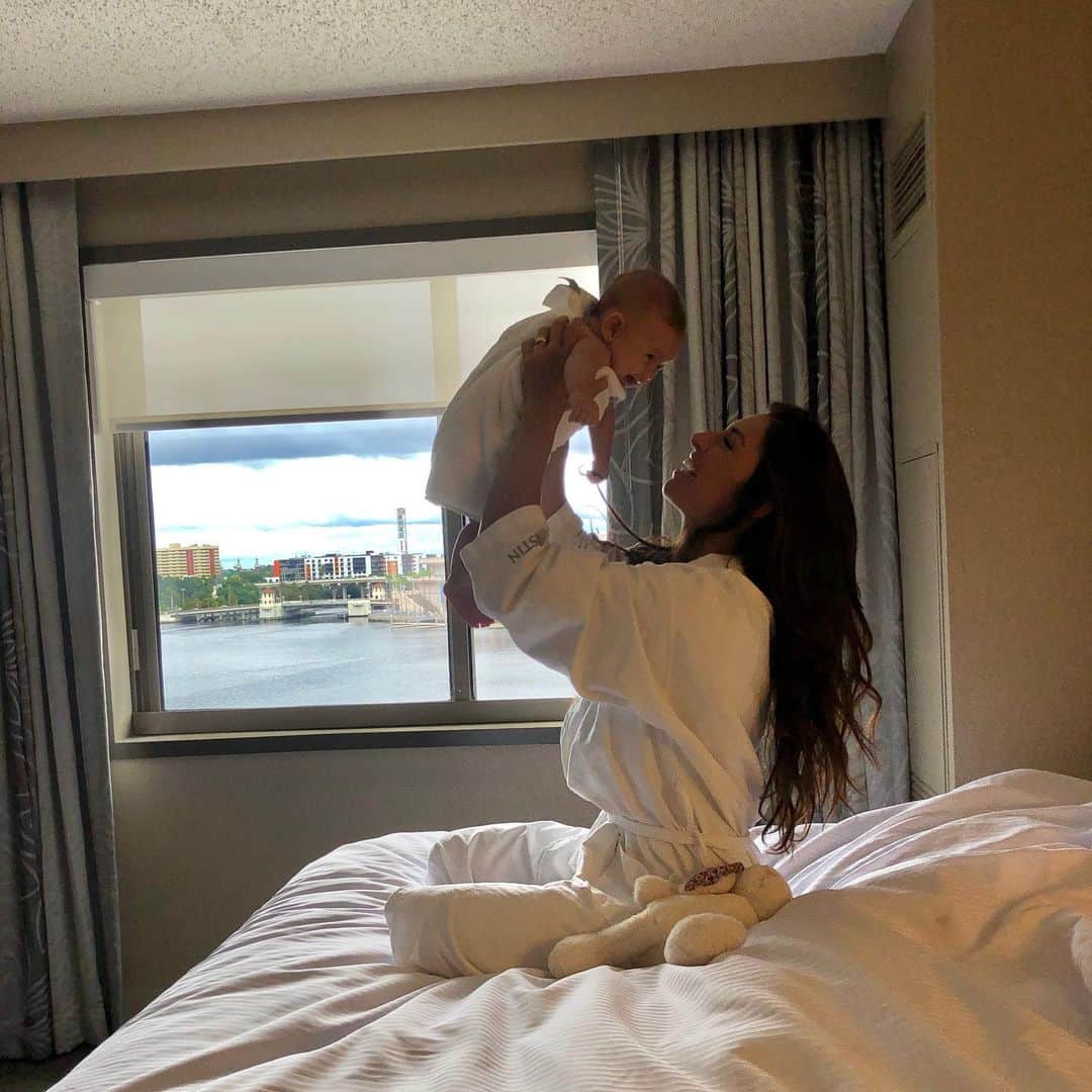 マッケンジー・ダーンのインスタグラム：「Alguém gosta de hotéis! 😉 || someone likes hotels! 😉」