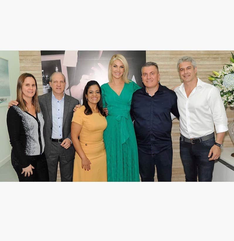 Ana Hickmannさんのインスタグラム写真 - (Ana HickmannInstagram)「Inauguração da @maislaser.mogiguacu no interior de São Paulo foi um sucesso! Vale a pena conhecer a unidade no Shopping Boulevard Rio. A @maislaserdepilacao está em 14 endereços. Em breve serão 20 clínicas por todo o Brasil! 😉 Confira os locais em: www.maislaser.com.br #maislaserdepilação #maislasermogiguaçu #depilacaoalaser #anahickmann」10月10日 5時49分 - ahickmann