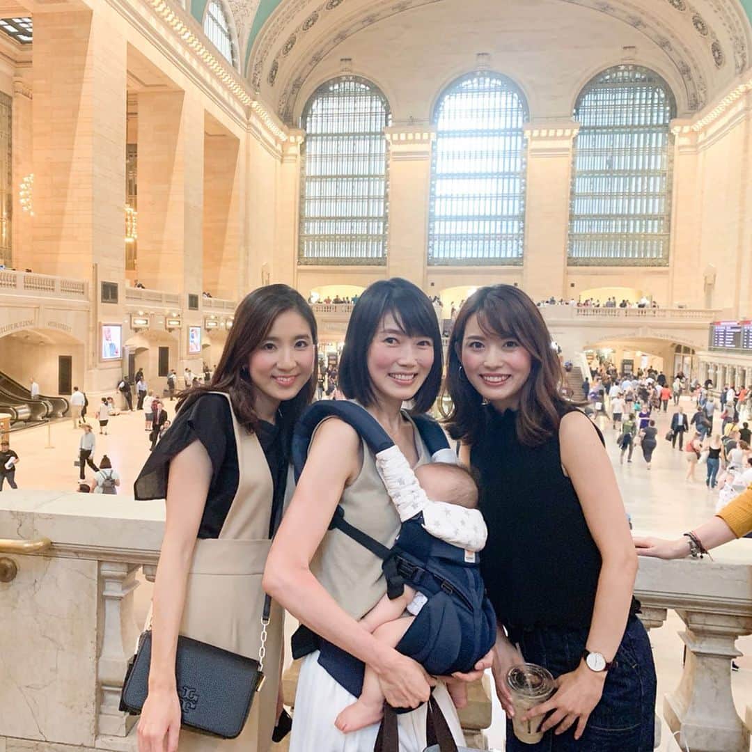 のインスタグラム：「季節外れの真夏日だった日☀️ ・ ちえみちゃん&👶ちゃん&のんちゃんとお出かけ🤗💓 行きたかった可愛いカフェは席が少なくて断念😭  近くのコーヒーショップ @bluestonelane に行ったらテイクアウトのみ☕️ お店は無数にあるのに、カフェ難民🤣 コーヒーは美味しそうだったので買って喉を潤し グランドセントラル駅のアイスクリーム店へ🍨  これまたなかなか見つからずウロウロ🚶‍♀️🚶‍♂️🚶‍♂️ 途中、定番スポットで記念撮影👯‍♀️👯‍♀️笑 やっとありつけたアイスは チョコレートショップが提供しているから チョコが美味しかった😍🍫 ・ ここでもハプニングが色々起きたけど それもまた思い出🤣❤️ 可愛い天使にも癒されました👼💕 またお出かけしようね🤗💗 ・ #nyc #ny #grandcentralstation #icecream #manhattan #ニューヨーク #ニューヨーク生活 #ニューヨーク観光 #グランドセントラル駅 #コーヒー好き #アイス好き #席取りに置いておいた物が全て無くなった事件 #レジ打ち間違えてアイス溶けまくる事件 #何はともあれ #楽しかった #コーヒーもアイスも美味でした #アメリカ暮らし #makiカフェinニューヨーク」