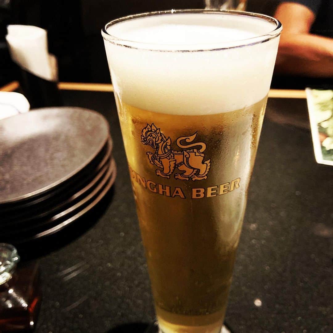 志摩有子さんのインスタグラム写真 - (志摩有子Instagram)「シンハー🇹🇭の生ビールが飲めてシメのトムヤム炒飯が凄く旨かったから行ってみようよと珍しく旦那さんが教えてくれたモダンタイ料理に。な、な、何このオシャンな店内は。日本じゃないみたい。どれを頼んでも美味しいし、そしてシンハーの生ビールはとてもフルーティで、トムヤム炒飯はふんわりそして程よくスパイシーで病みつきになる美味しさ。そして何よりサービスが素晴らしい。大箱なのにとても血が通っていて温かい。まだまだいいお店ってたくさんあるんだな。 #モダンタイ料理 #生シンハービール  #ミカちゃんありがとう」10月10日 6時27分 - ariko418