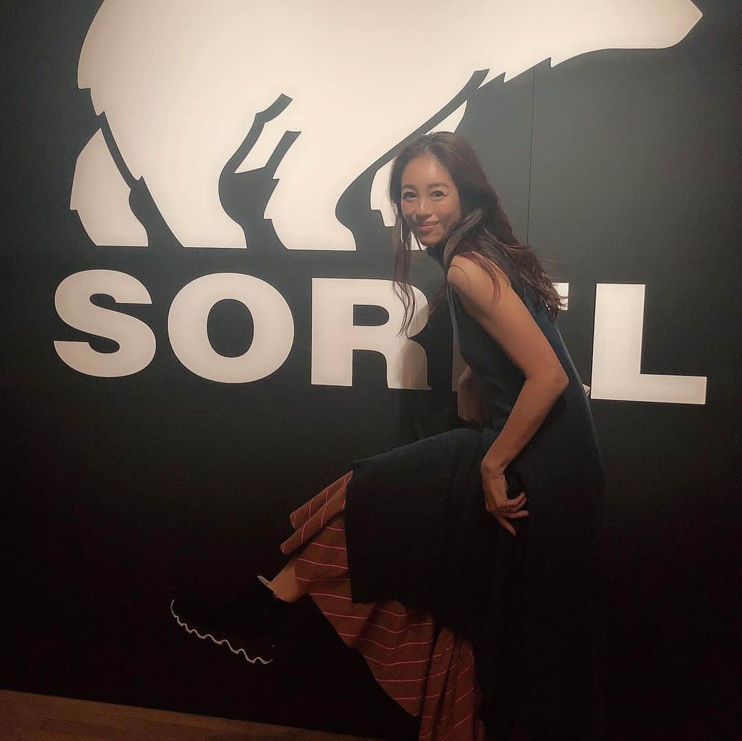 のインスタグラム：「SORELのファッションショー　「the change」 に行ってきました。 様々な環境化でもお洒落に快適に履ける素敵な靴のラインナップで、幅広いコーディネートネートにマッチしていて素敵でした。 足の裏　雪をふみたくなるようなデザインがお気に入り。あったかくてフィット感抜群。今年も大活躍。 今日から1月29日 まで「東京ソラマチ」でpopup storeも開催しています。 この心地良さ味わってみてください。 @sorel_jp  #thechange_sorel」