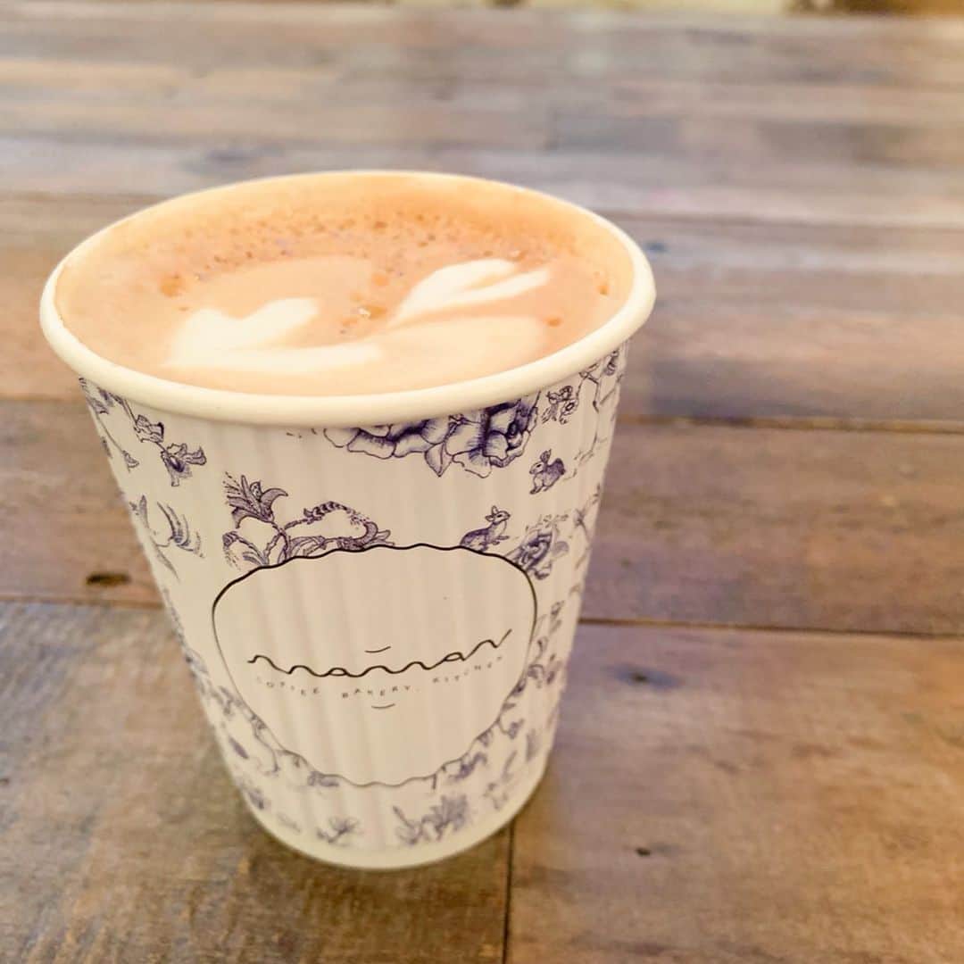 のインスタグラム：「📍Maman ☕️🐰 ・ 花柄カップが可愛いと評判のmaman🌷  フレンチテイストの内装も好き🥺🇫🇷 店員さんも可愛くて優しい💗 とっても居心地の良いお店でした🌼  すっかりコーヒーショップ巡りにハマり中😂❤️ ・ #maman #nyc #ny #manhattan #coffeeshop #coffeetime #ニューヨーク #ニューヨーク生活 #コーヒー好き #カフェ好き #ニューヨーク旅行 #アメリカ暮らし #コーヒーショップ #マンハッタン #makiカフェinニューヨーク」