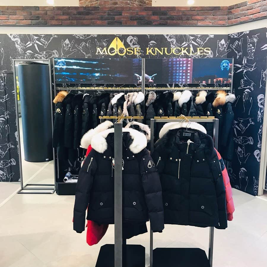 HANKYU.MODEさんのインスタグラム写真 - (HANKYU.MODEInstagram)「MOOSE KNUCKLES FW19 COLLECTION Until 10/29 At 3F Event Space2 詳しくはプロフィールURLをチェック！ #Hankyu #HANKYUMODE #umedahankyu #阪急うめだ本店 #うめだ阪急 #阪急百貨店 #osaka #umeda #mode #MOOSEKNUCKLES #ムースナックルズ #スマートで頑丈でラグジュアリーなアウター #ダウン #立体感 #フォックスファーに囲まれたフード #ユニセックス」10月10日 11時59分 - hankyumode