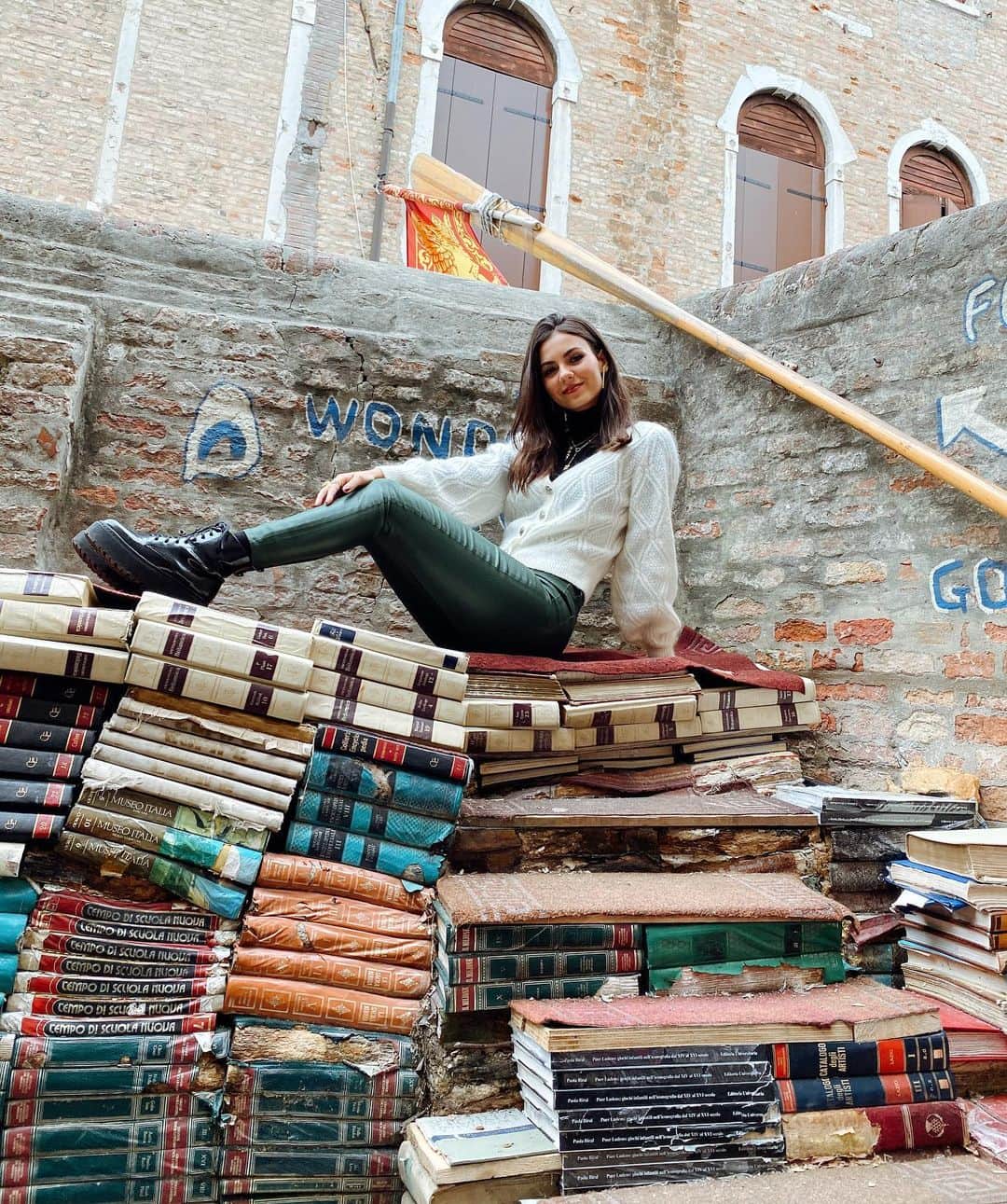 ヴィクトリア・ジャスティスさんのインスタグラム写真 - (ヴィクトリア・ジャスティスInstagram)「If you love books like me & if you’re ever in Venice, you MUST check this place out.  Most of the books I’m sitting on were damaged by a flood in 1966 & were used to make this unique staircase and photo op spot. So cool. 📚🙌🏼 Reading anything good lately? 🧡」10月10日 7時02分 - victoriajustice