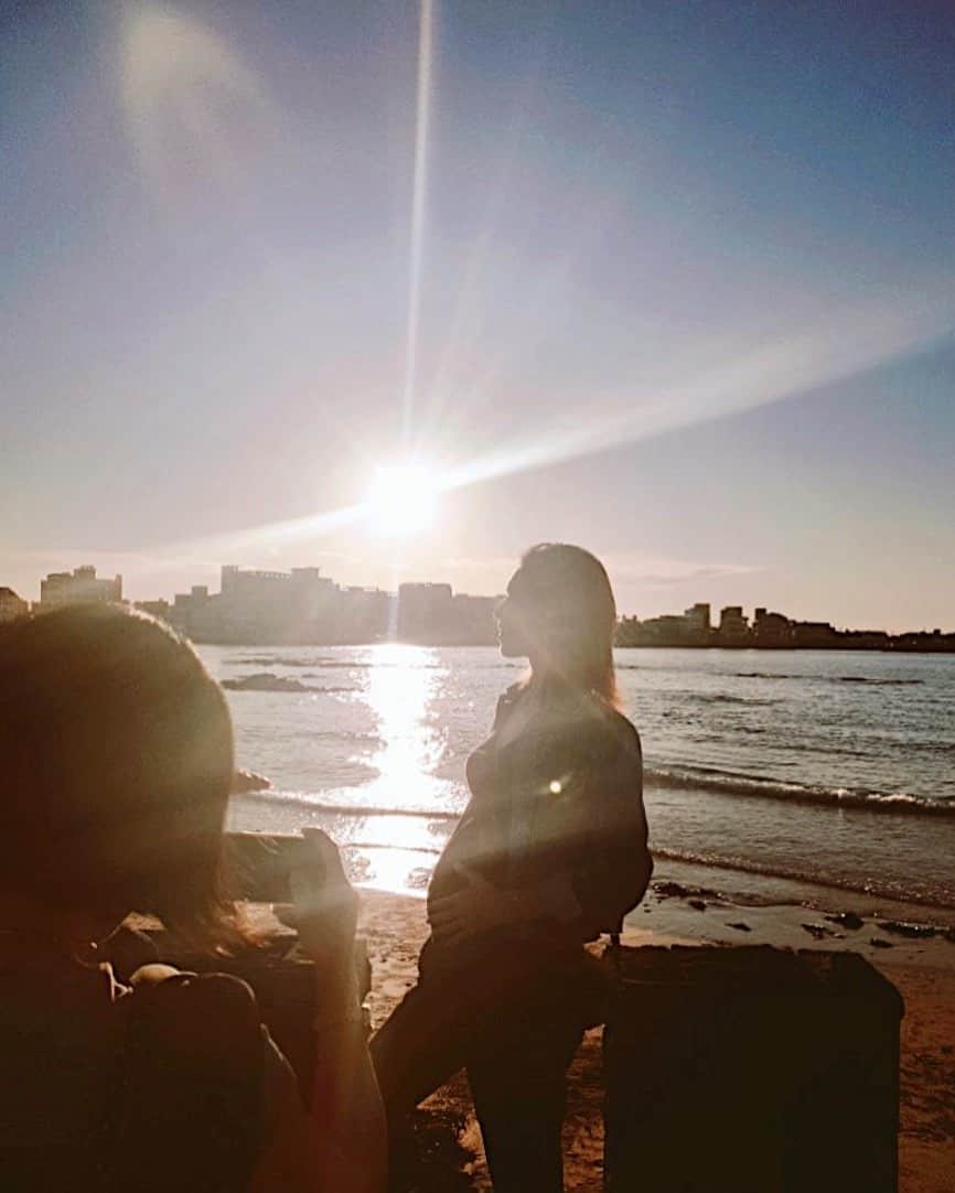 来夏さんのインスタグラム写真 - (来夏Instagram)「#🌞 初めての #済州島 🇰🇷💕 真っ先にむかったのはビーチ🏝 風はひんやり太陽あたたか 心地よき👒  大好きな海と太陽を背景に 撮ってくれてるところ📷☺️ ・ #Jeju #korea #제주도  #harmduckbeach  #9monthspregnant」10月10日 7時06分 - rairairaika